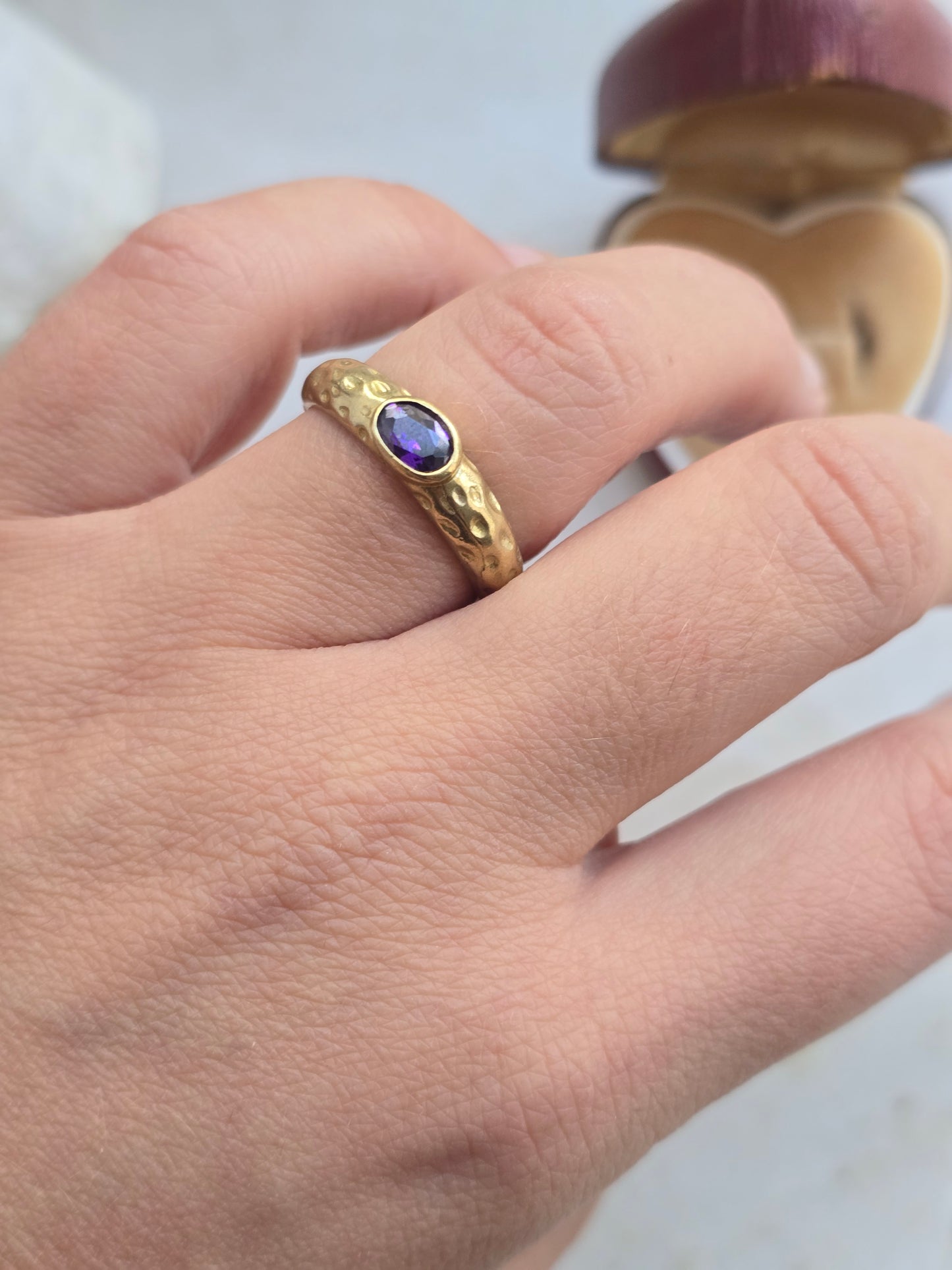 Žalvario spalvos žiedas su violetiniu stiklo kristalu