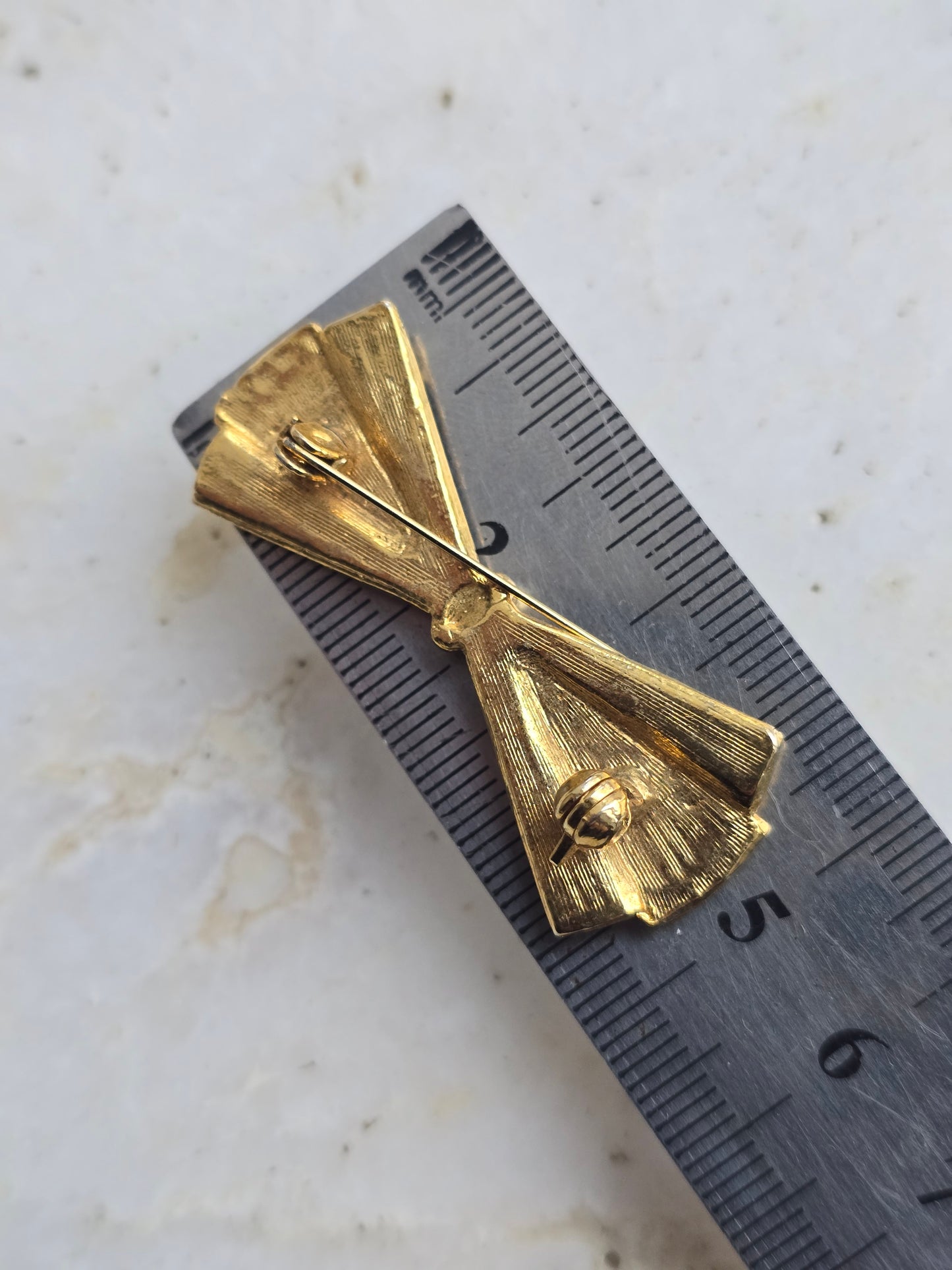 Aukso spalvos sagė bantukas su juoda emale