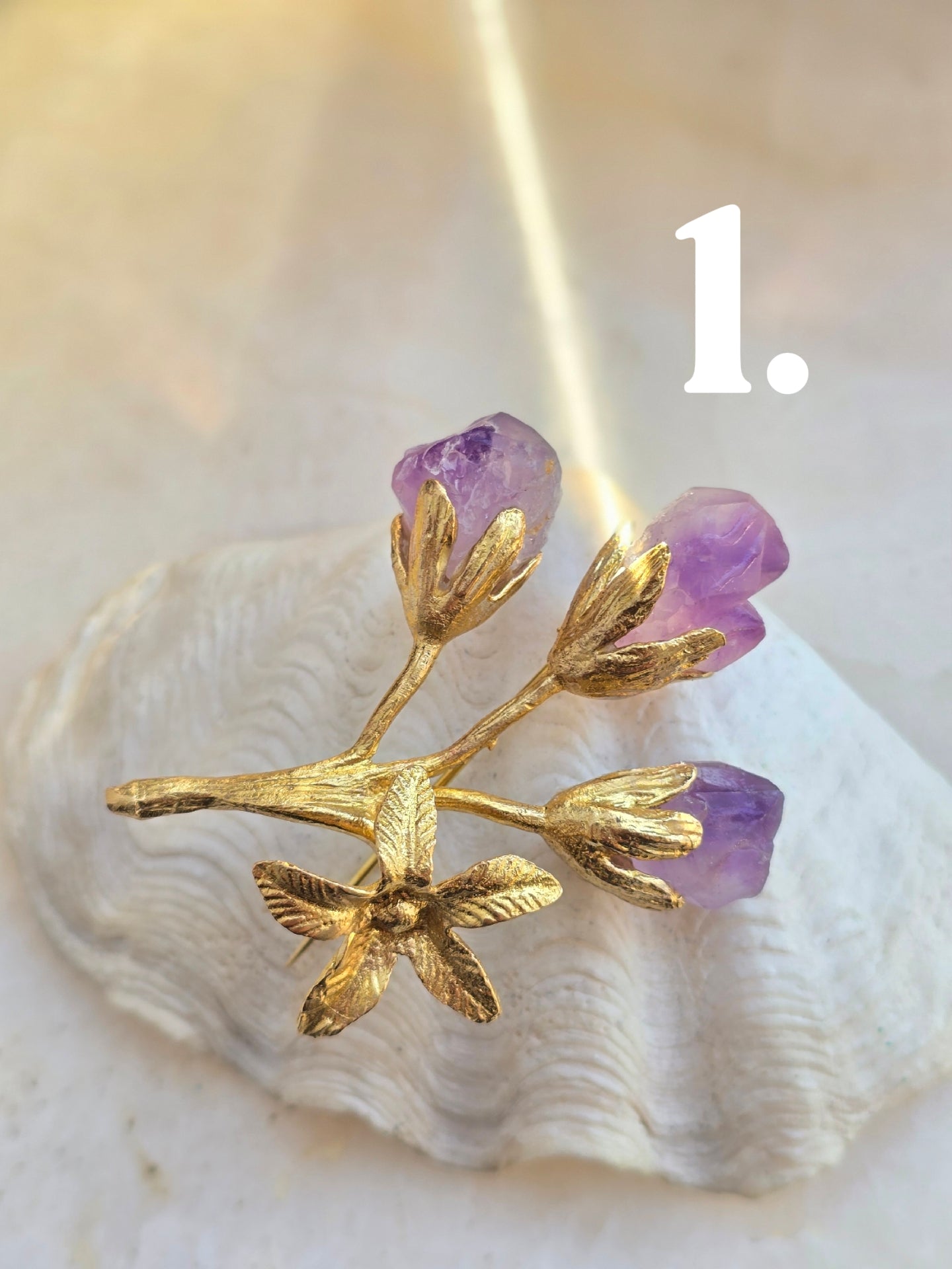 Žalvario spalvos sagė smeigtukas su natūraliais ametistuo akmens grynuoliais