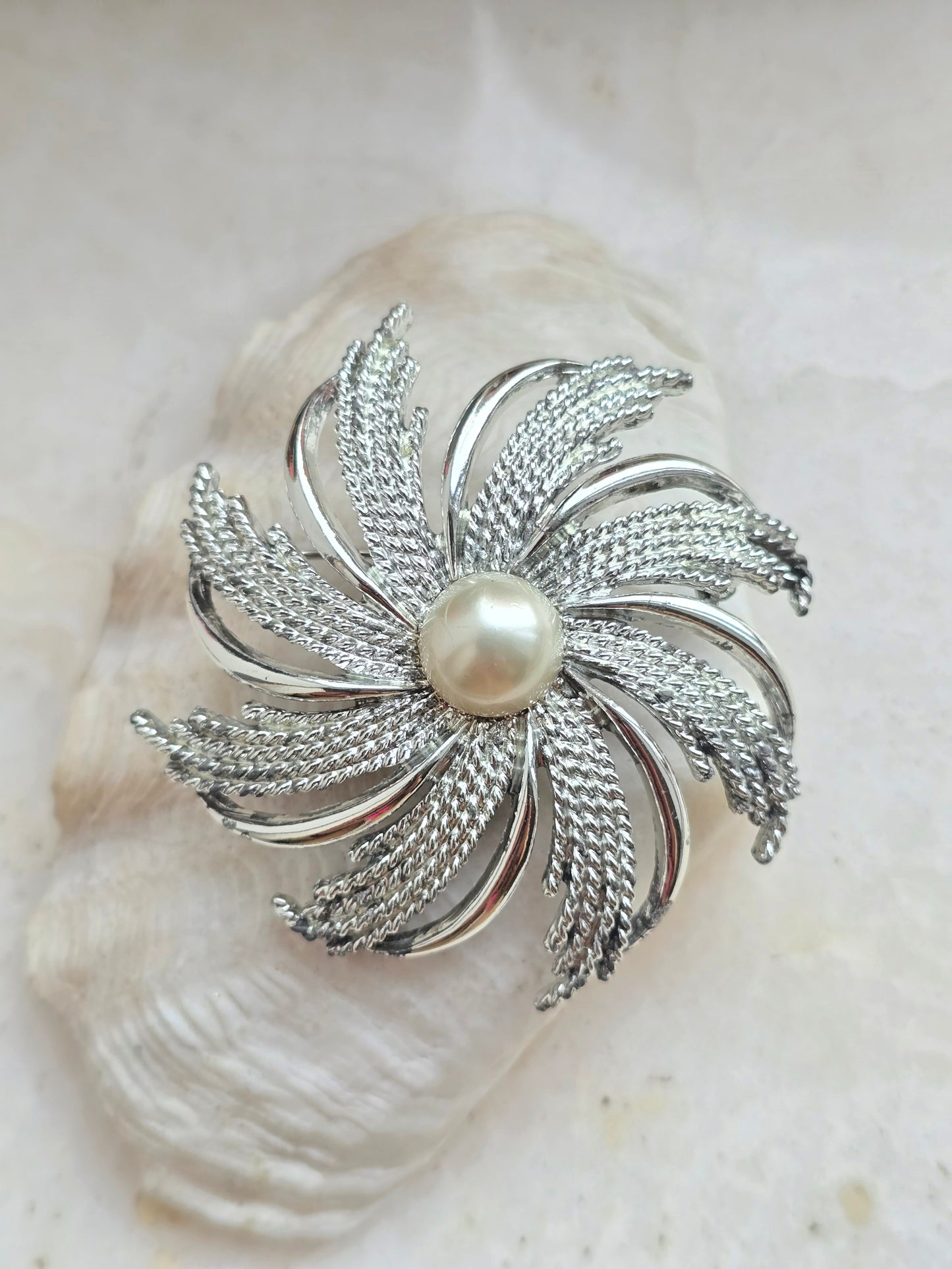 Vintažinė sidabro spalvos Sarah Coventry sagė snaigė