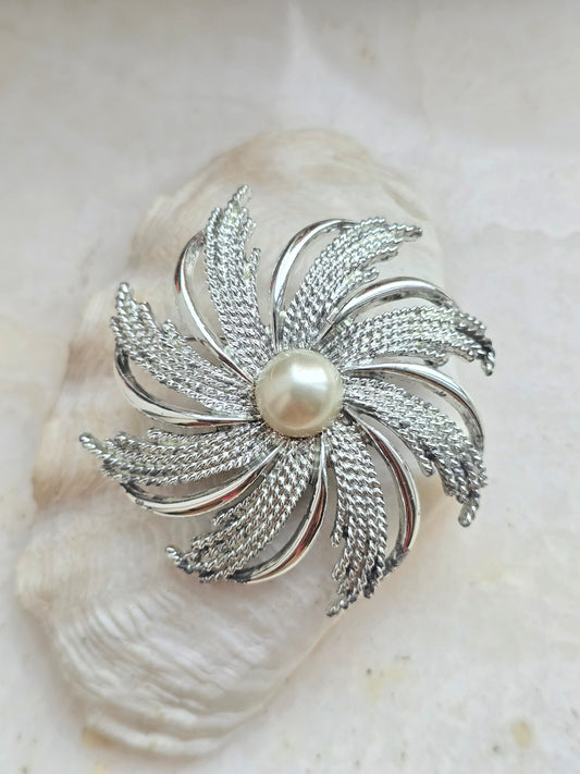 Vintažinė sidabro spalvos Sarah Coventry sagė snaigė