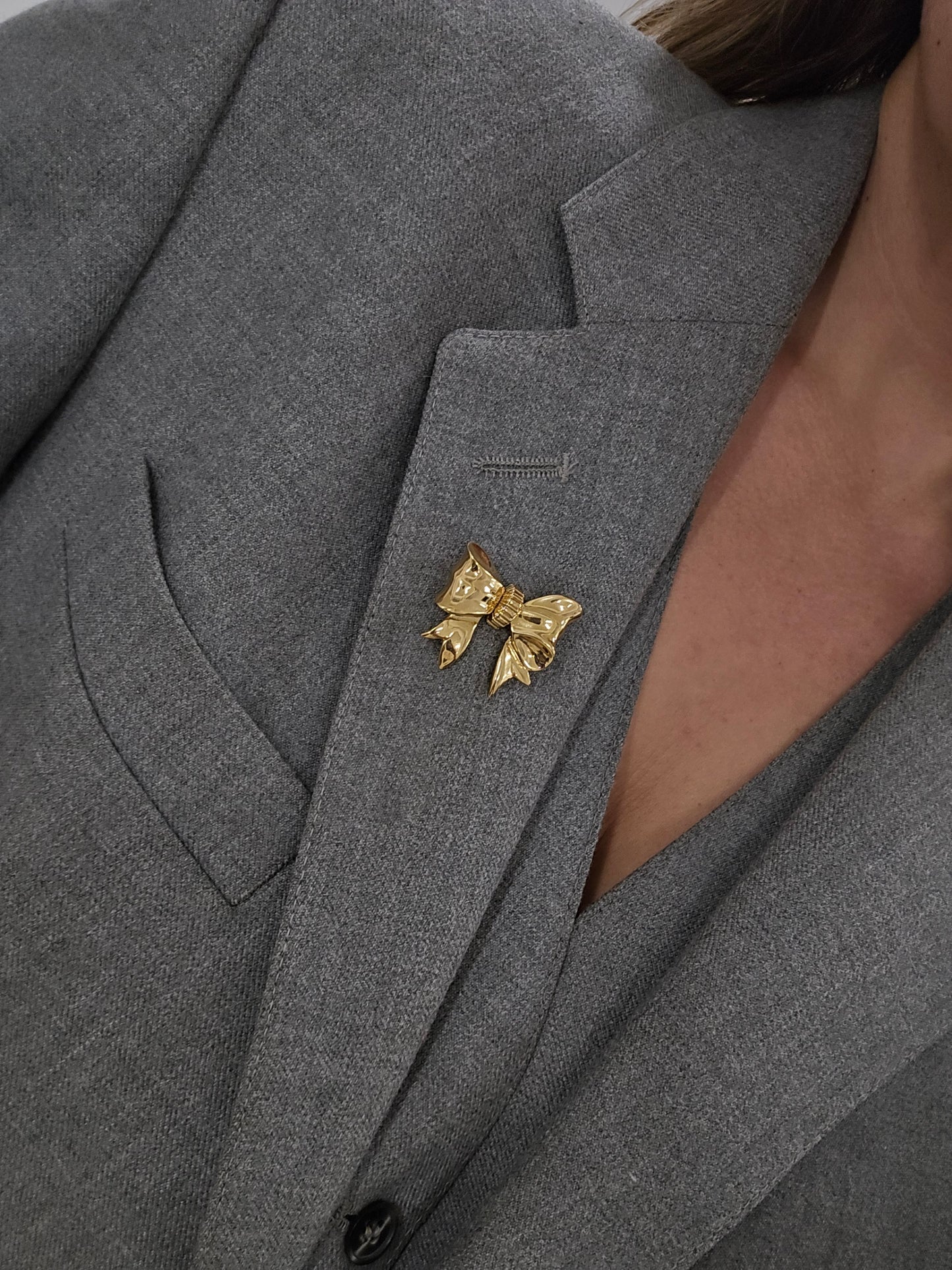 Vintažinė NINA RICCI aukso spalvos sagė bantukas