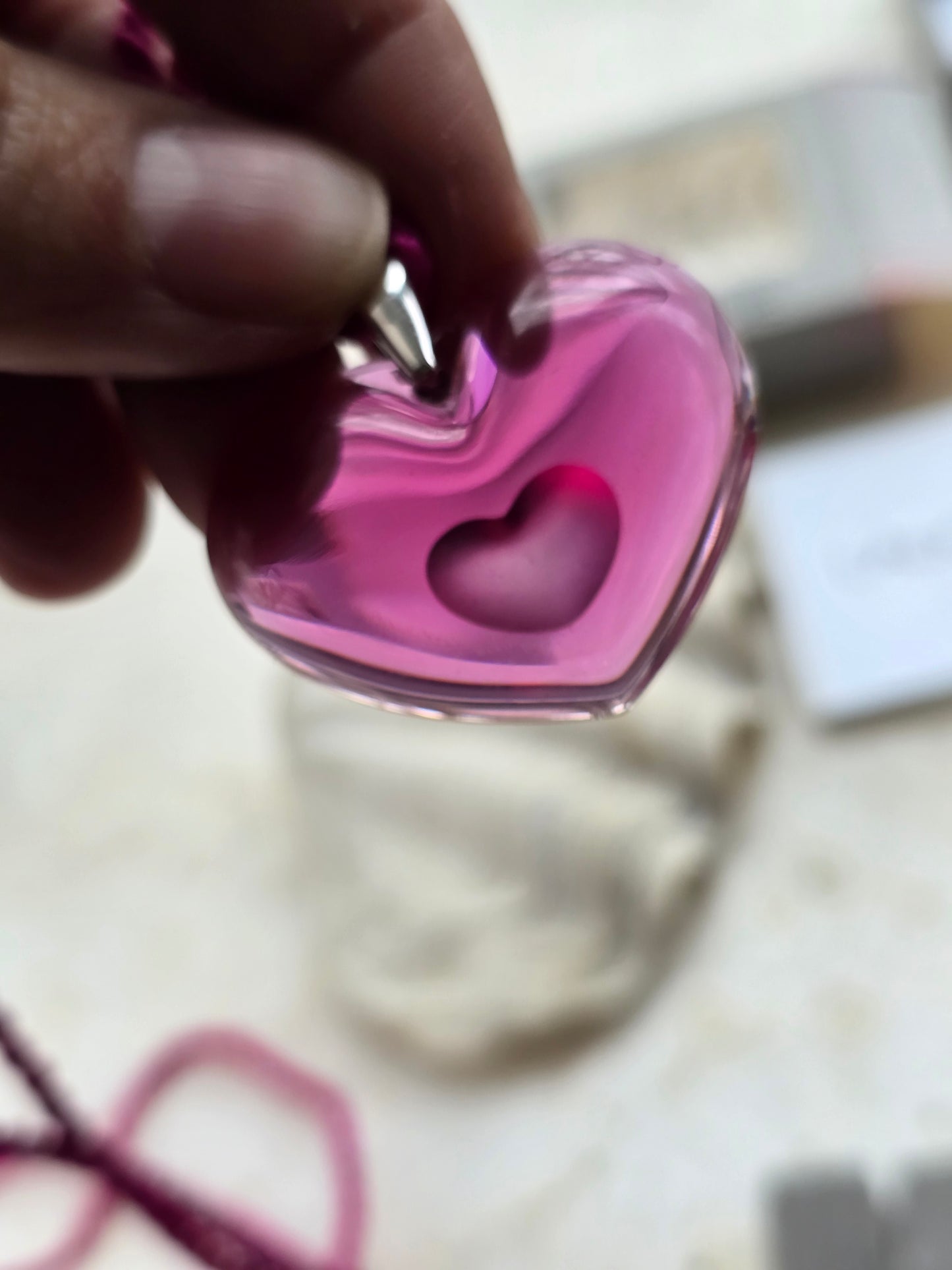 Vintažinė fuksija spalvos LALIQUE kaklo papuošalas širdis originalioje dėžutėje