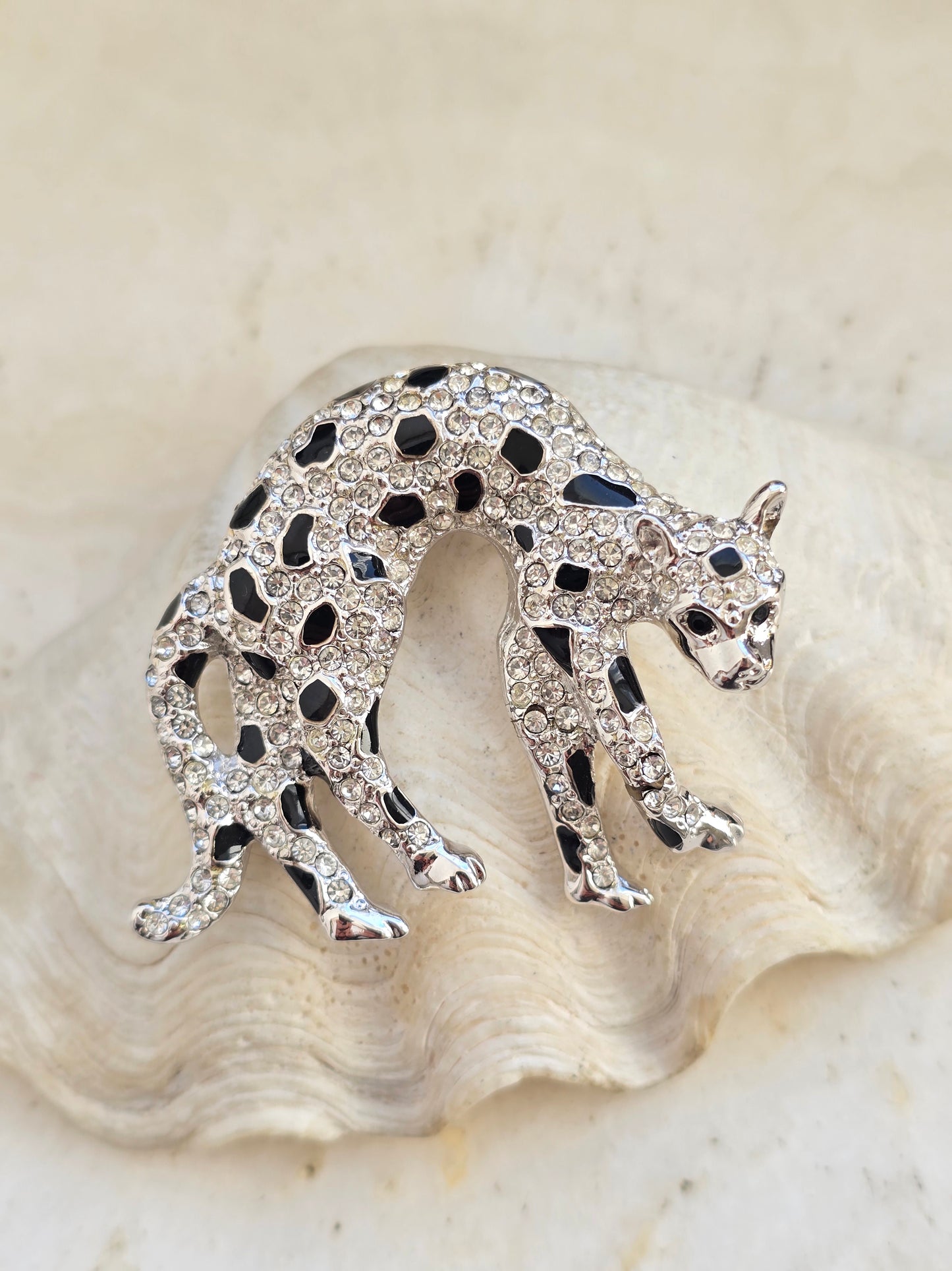 Vintažinė sidabro spalvos sagė leopardas
