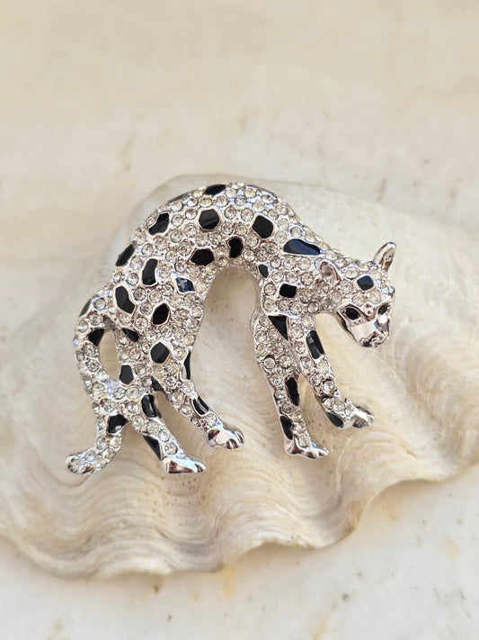 Vintažinė sidabro spalvos sagė leopardas