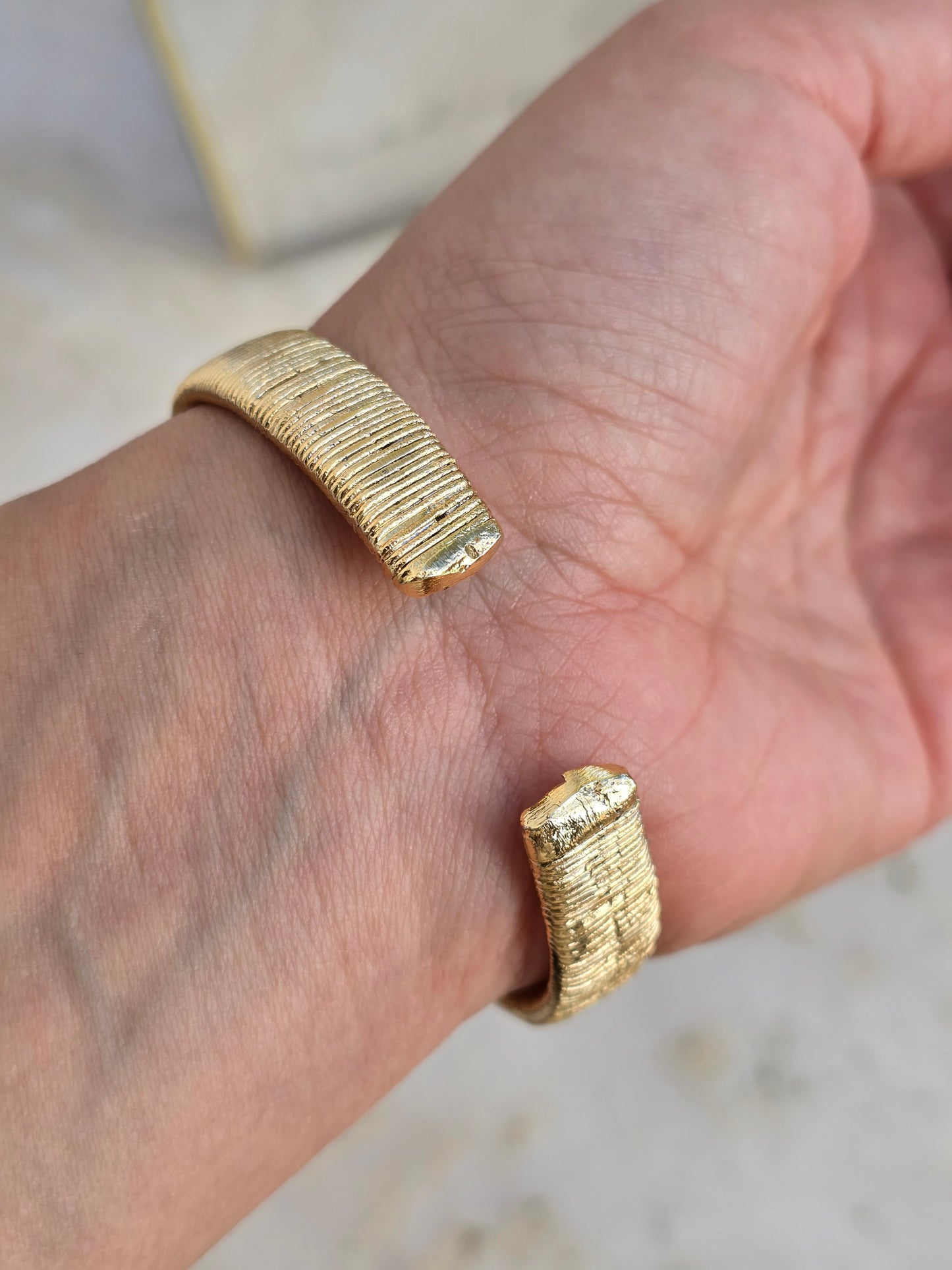 Aukso spalvos apyrankė su stiklo kristalais