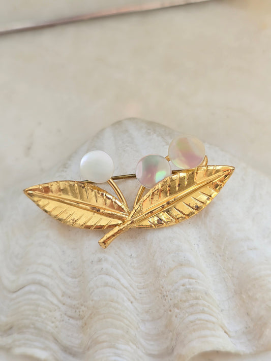 Vintažinė aukso spalvos sagė su kriauklės perlamutru