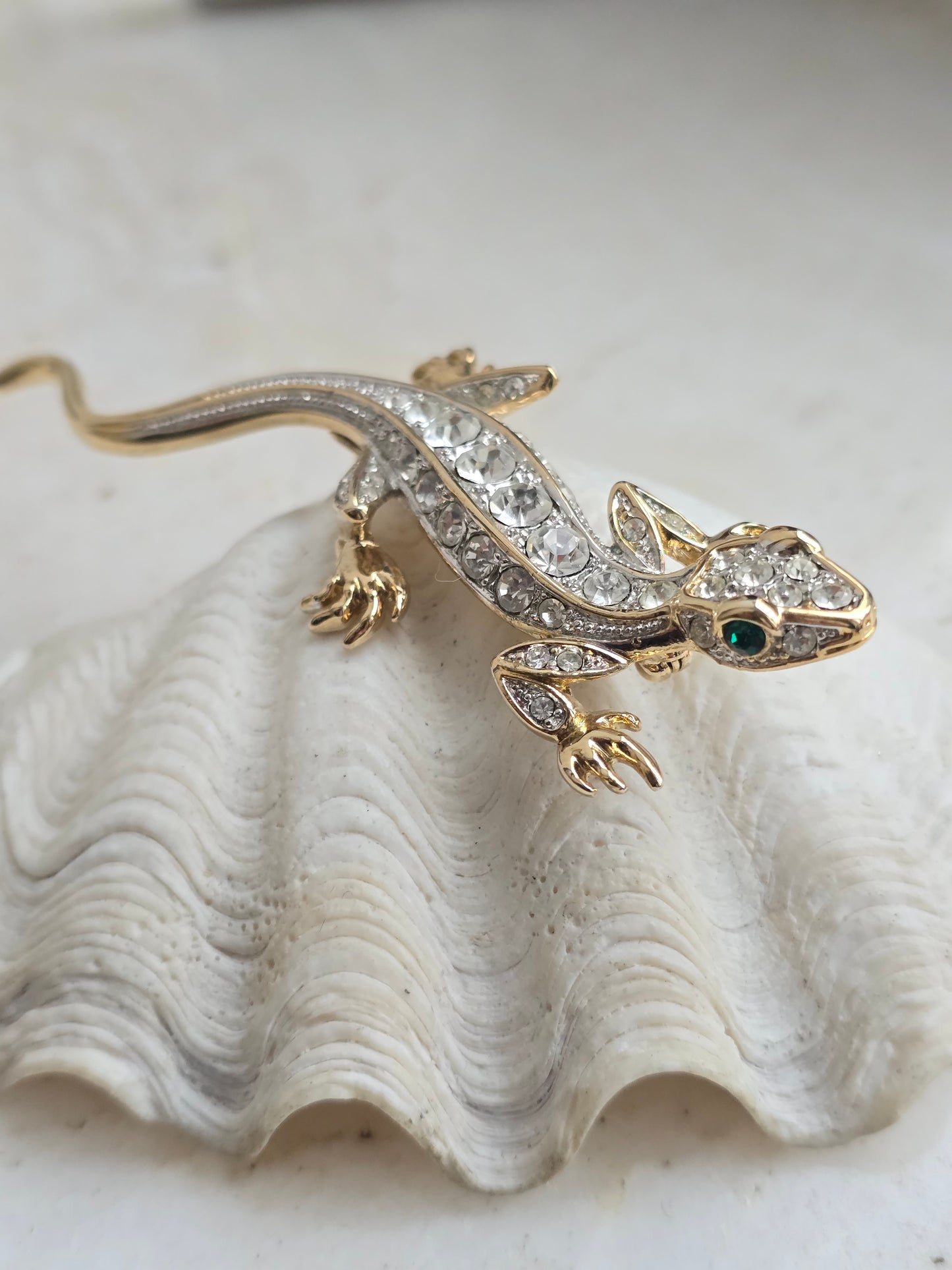 Aukso spalvos sagė su stiklo kristalais driežas