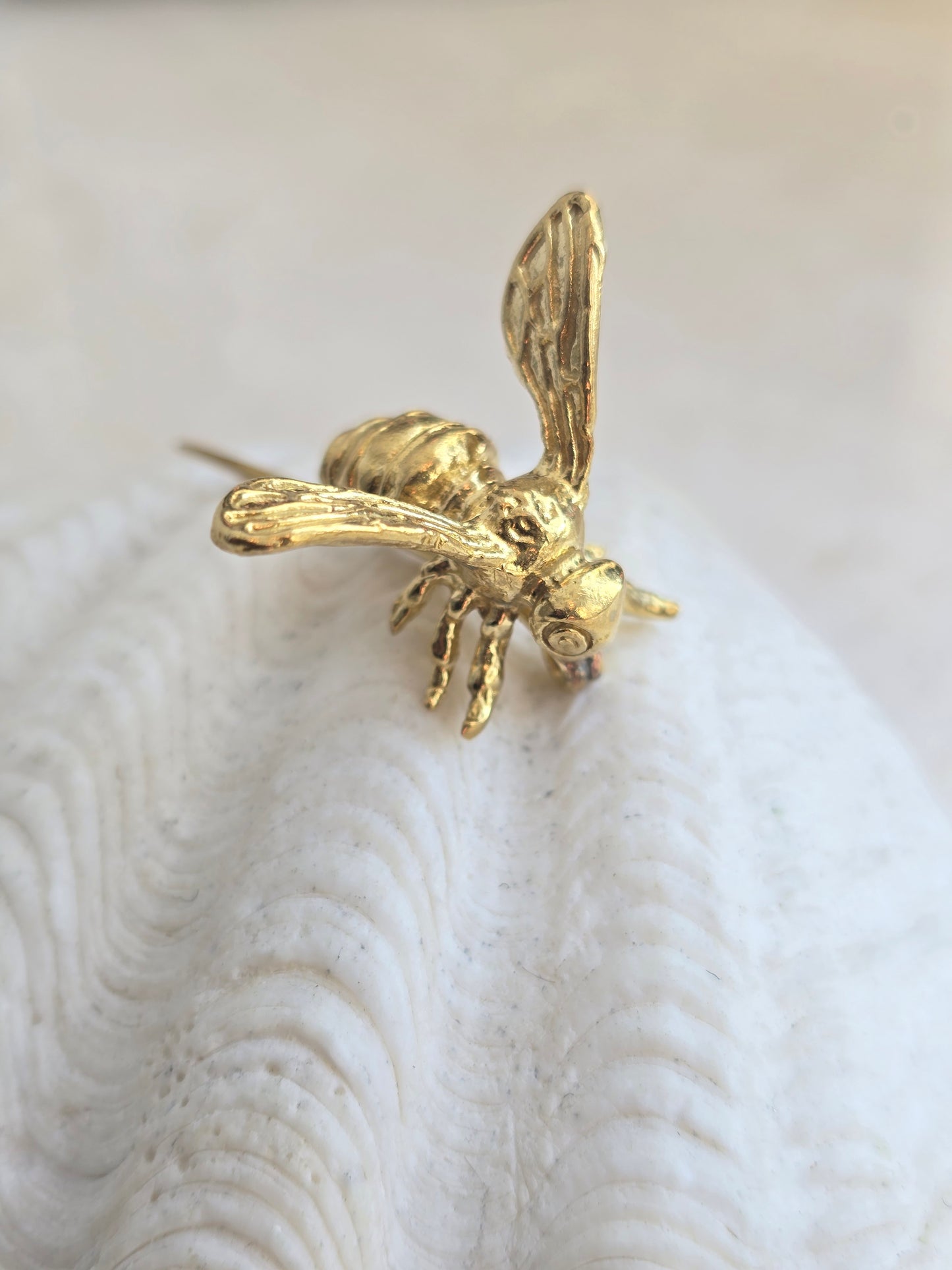 Sagė smeigtukas maža bitė