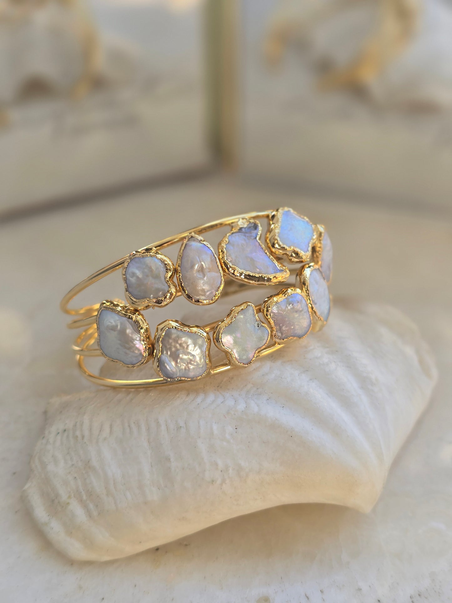 Aukso spalvos apyrankė su natūraliais perlais