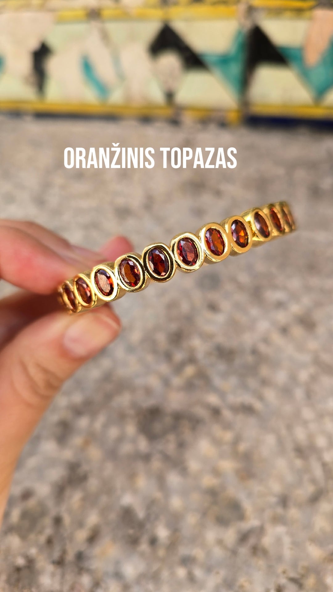 Aukso spalvos apyrankė su stiklo kristalais