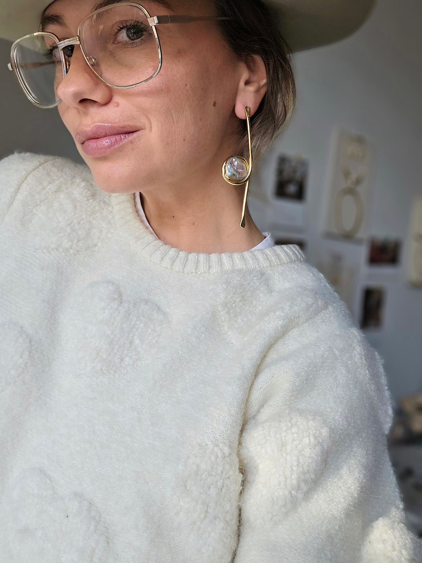 Aukso spalvos ilgi auskarai su natūraliais perlais