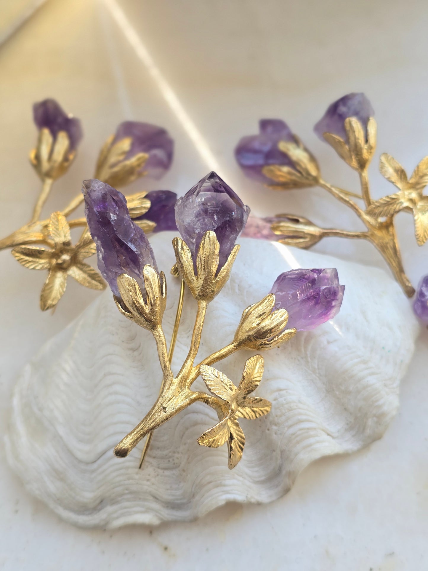 Žalvario spalvos sagė smeigtukas su natūraliais ametistuo akmens grynuoliais