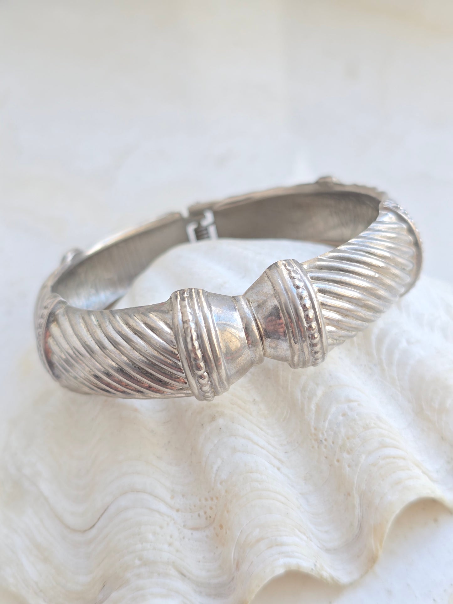 Sidabro spalvos apyrankė