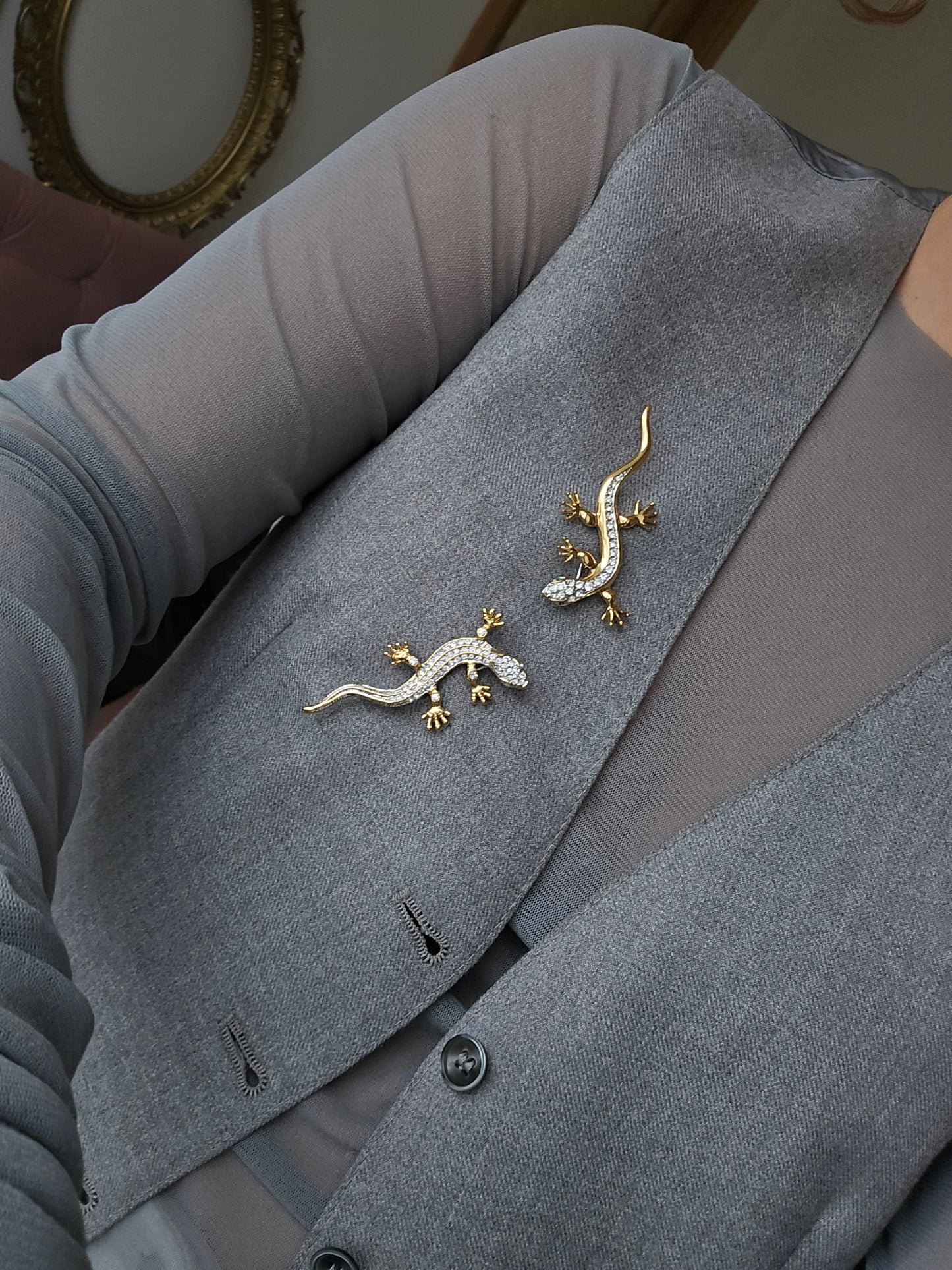 Aukso spalvos sagė driežiukas su kristalais