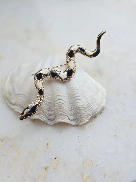 Aukso spalvos sagė gyvatė su emale