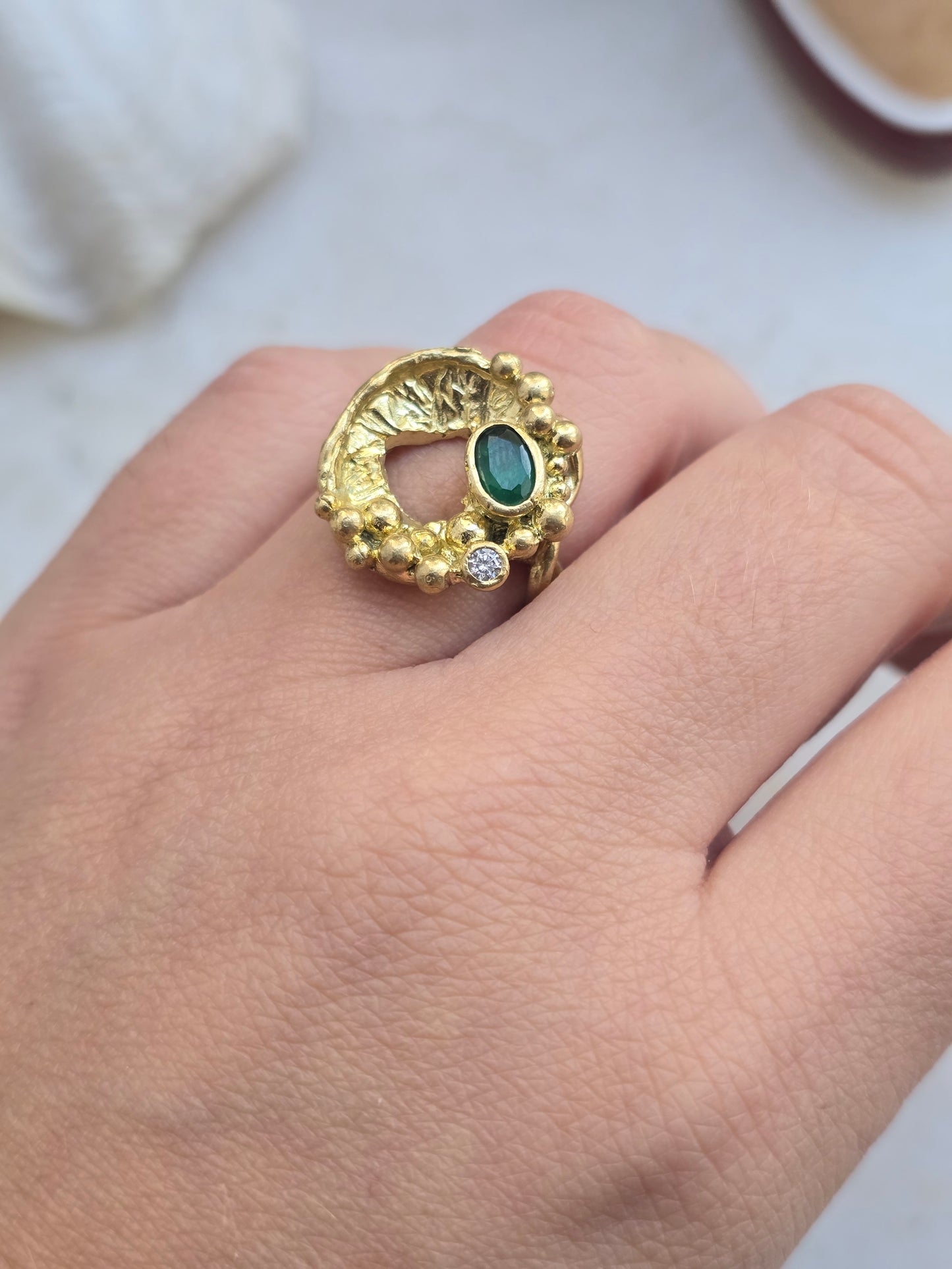 Žalvario spalvos žiedas su stiklo kristalais