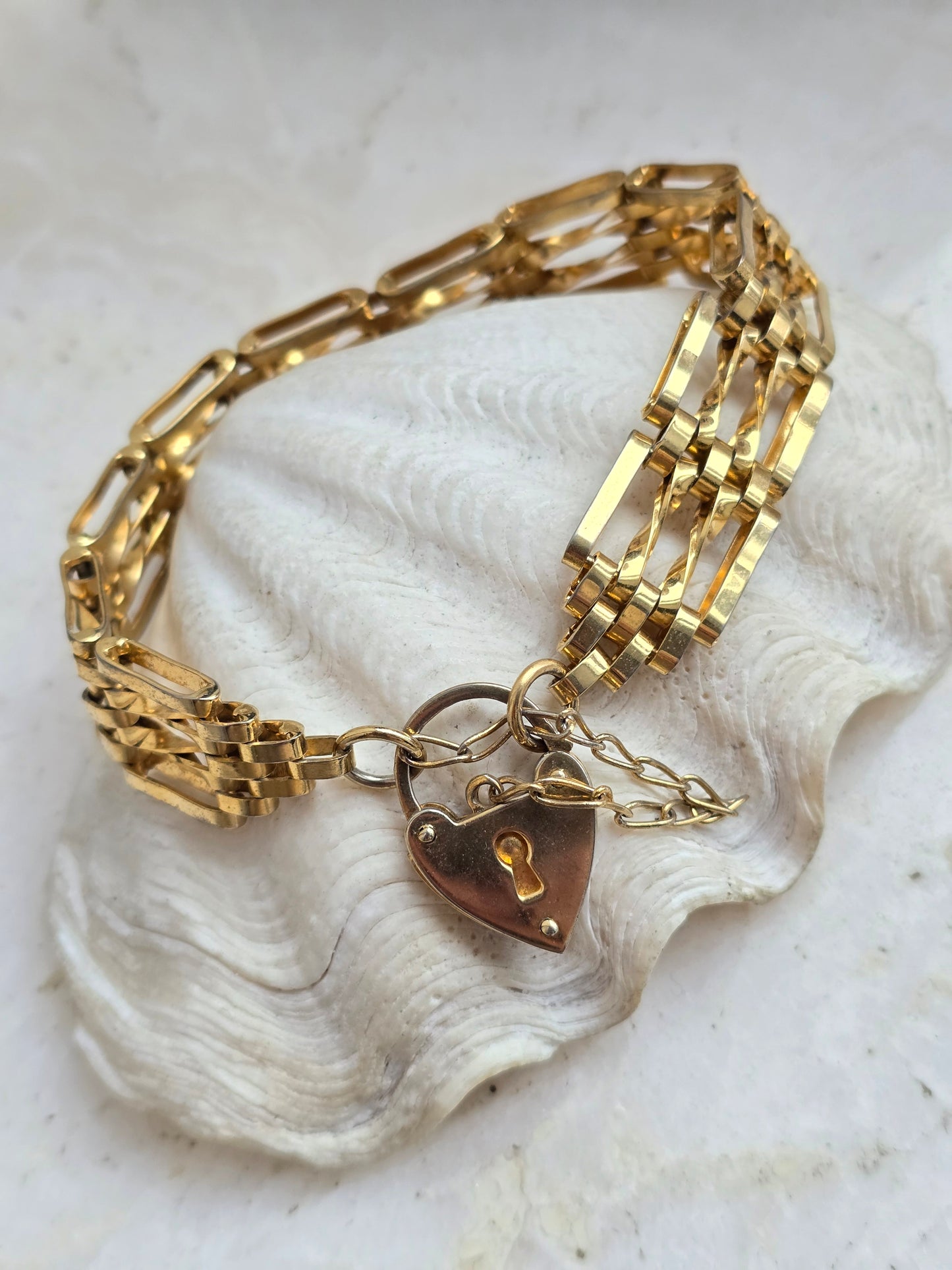 Vintažinė aukso spalvoa apyrankė su širdele