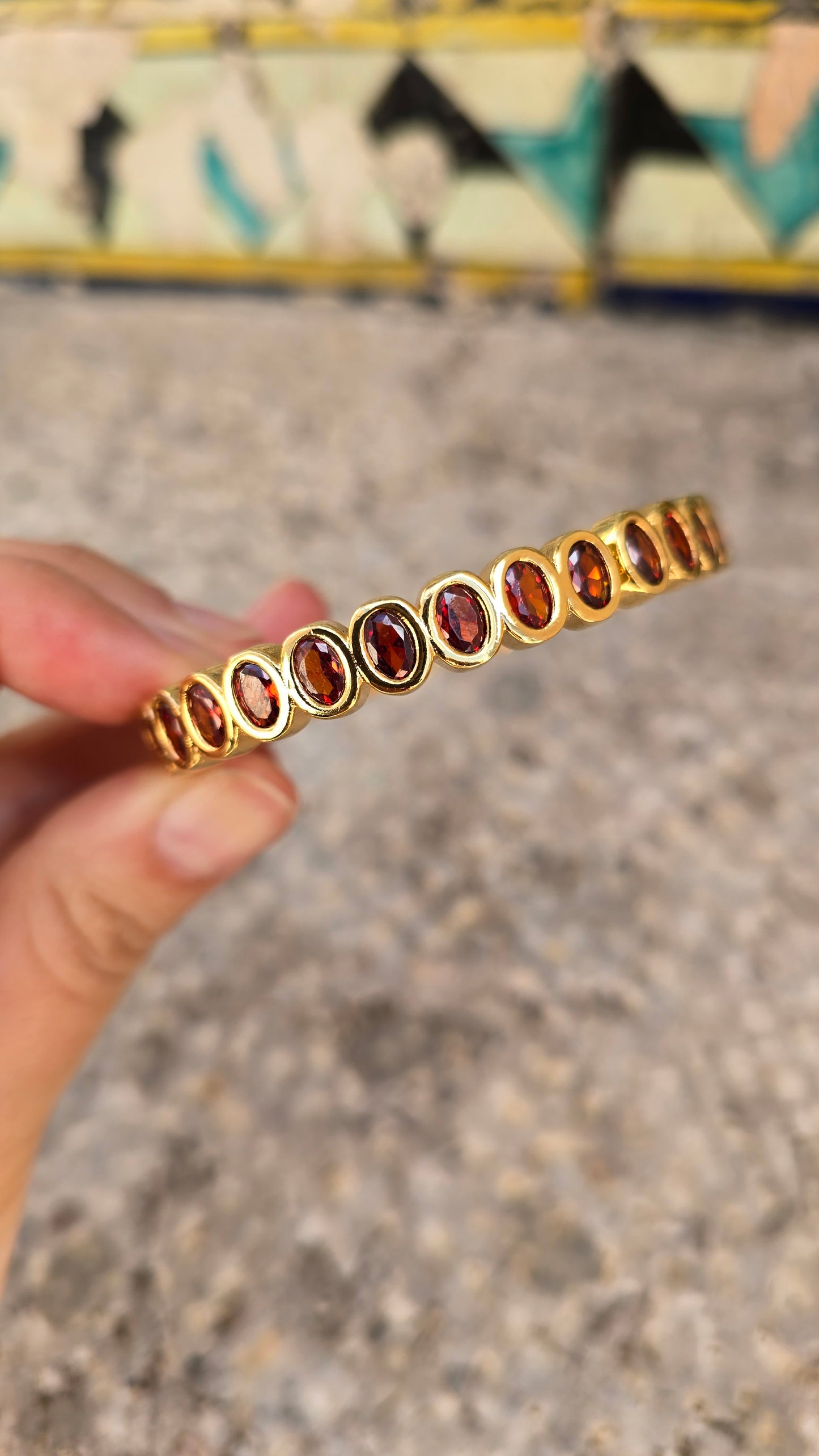 Aukso spalvos apyrankė su stiklo kristalais