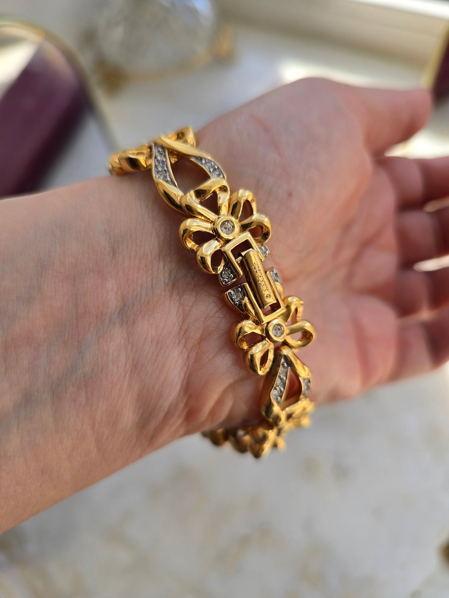 Vintažinė paauksuota Nina Ricci apyrankė bantukai