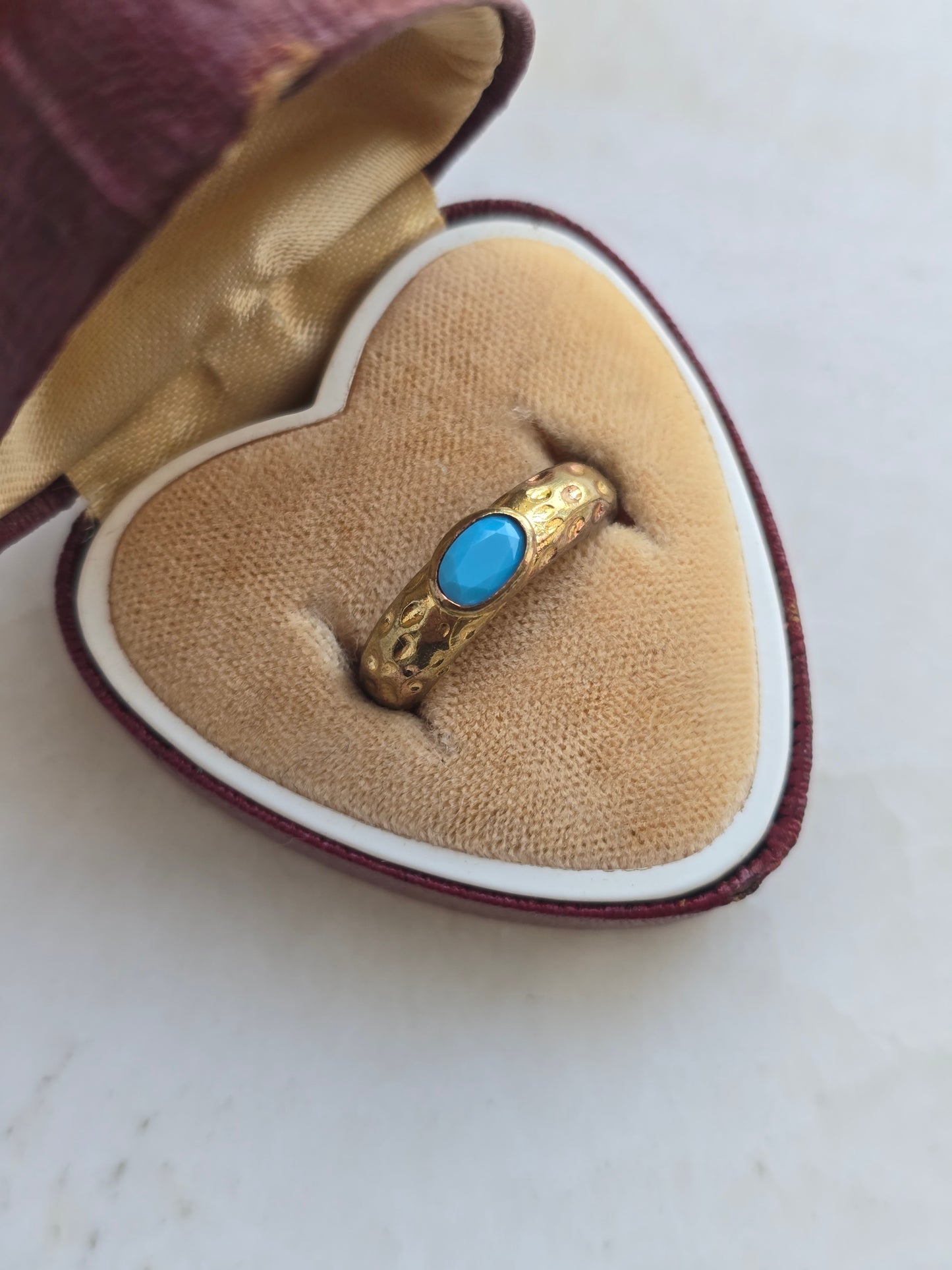 Žalvario spalvos žiedas su turkio spalvos stiklo kristalu