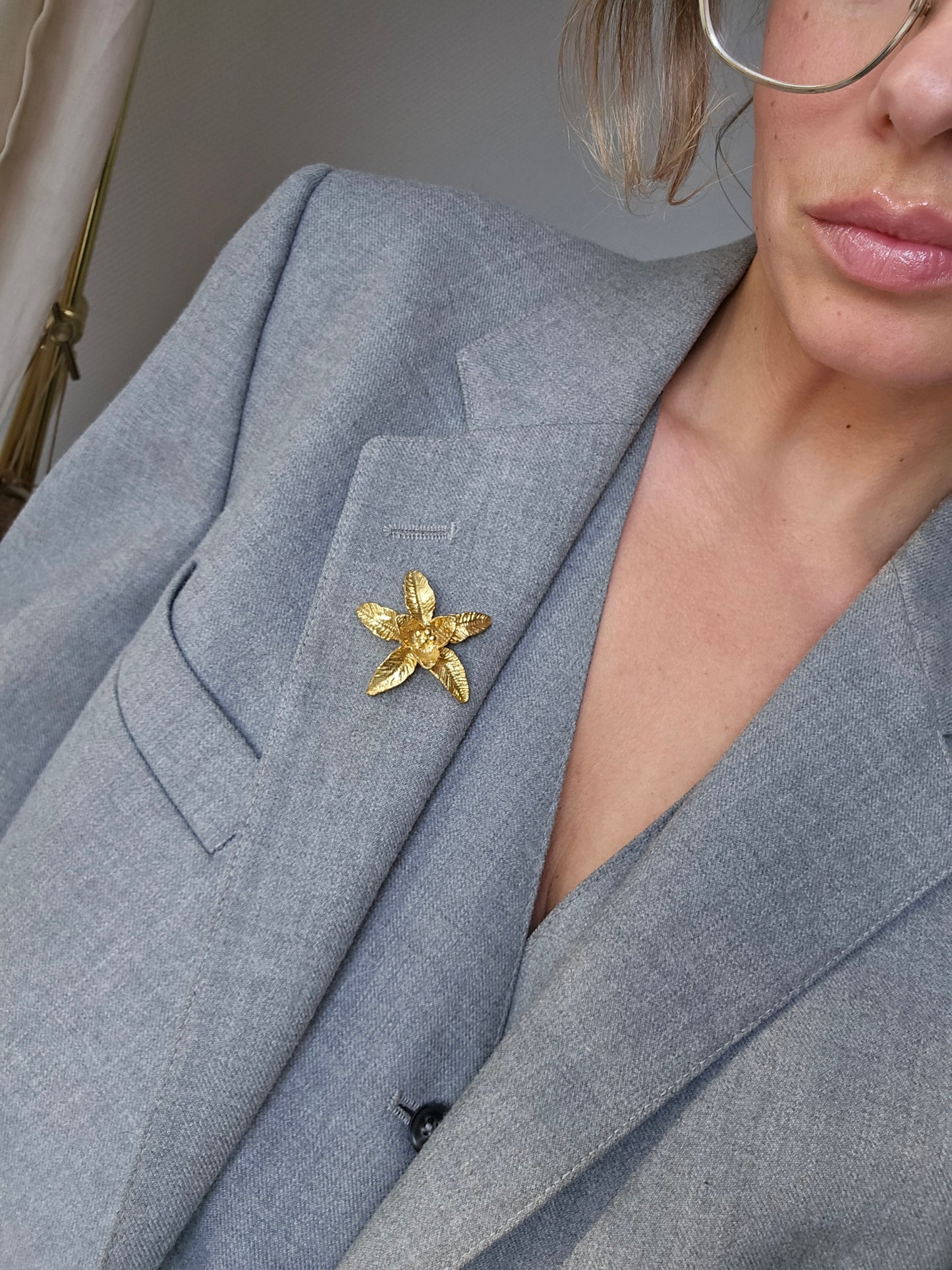 Žalvario spalvos sagė smeigtukas gėlė