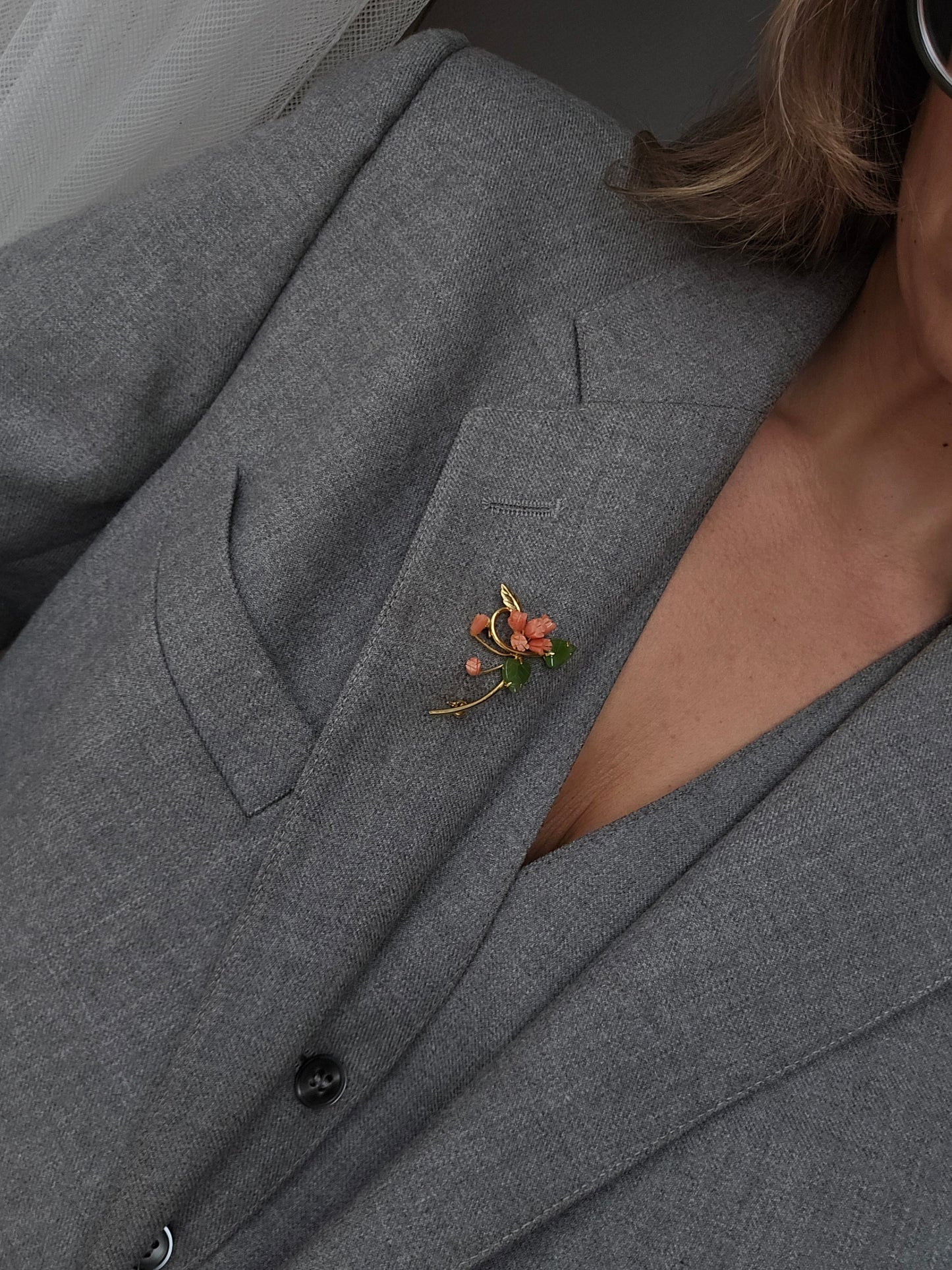 Vintažinė aukso spalvos sagė su žadeito ir rožinio koralo akmenukais