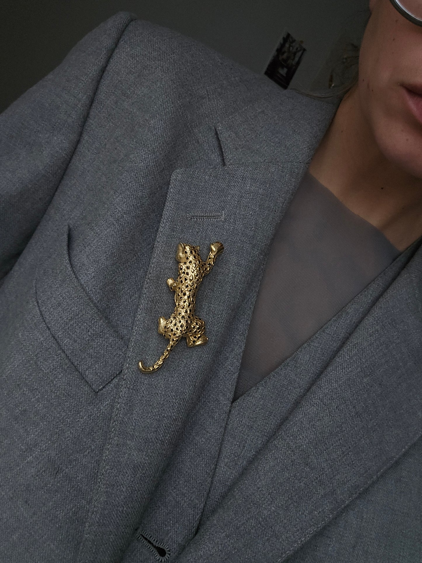 Vintažinė aukso spalvos sagė leopardas