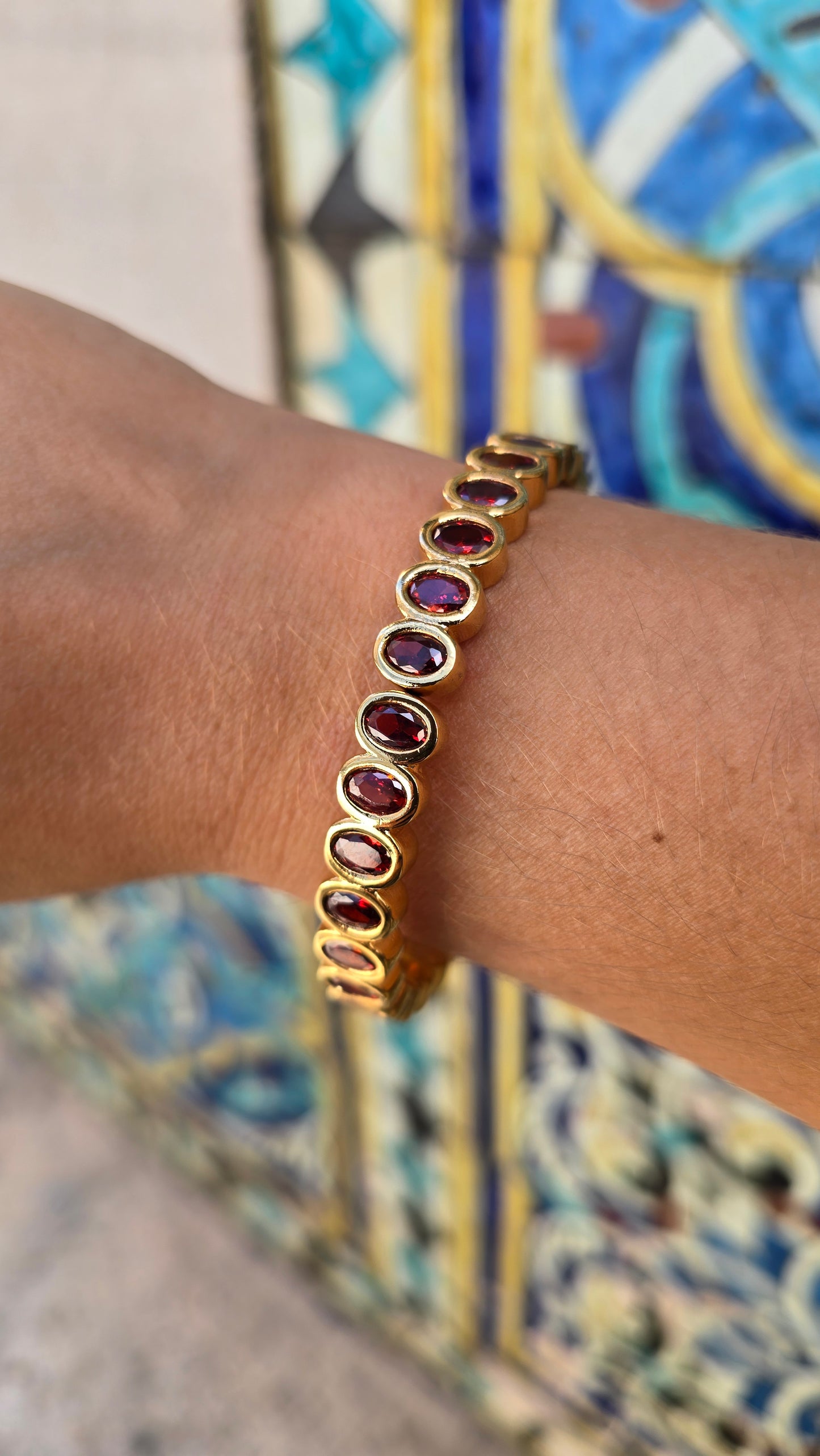 Aukso spalvos apyrankė su stiklo kristalais