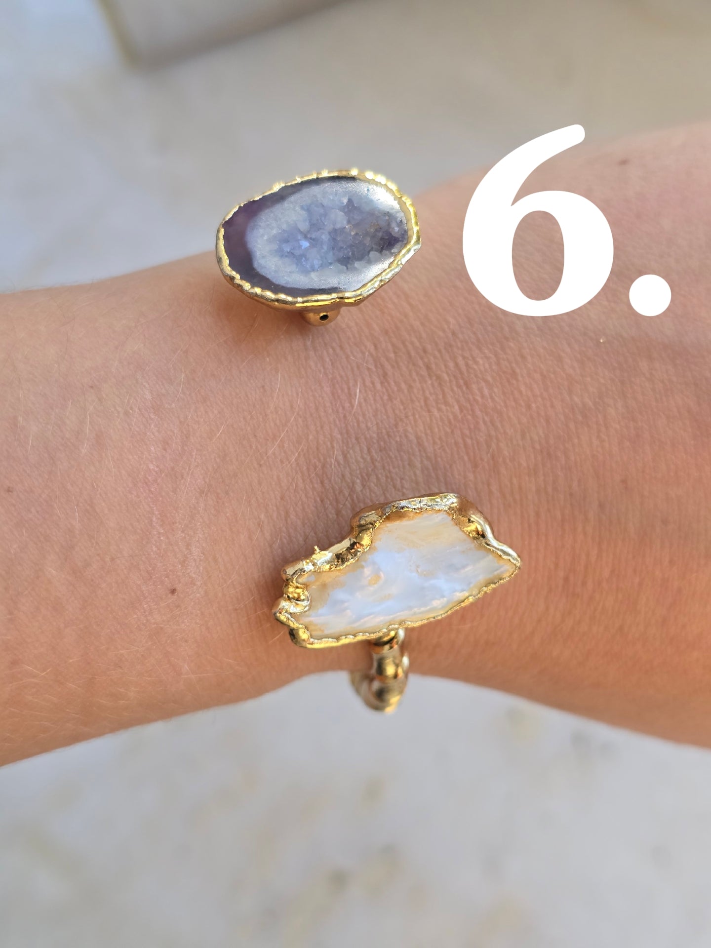 Aukso spalvos sukta apyrankė su natūraliais perlais ir natūraliu druzzy agato akmenuku