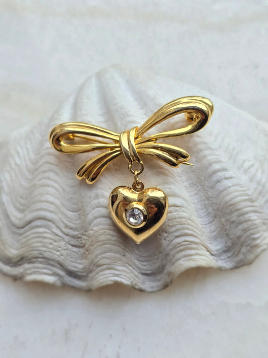 Vintažinė aukso spalvos sagė bantukas su širdele