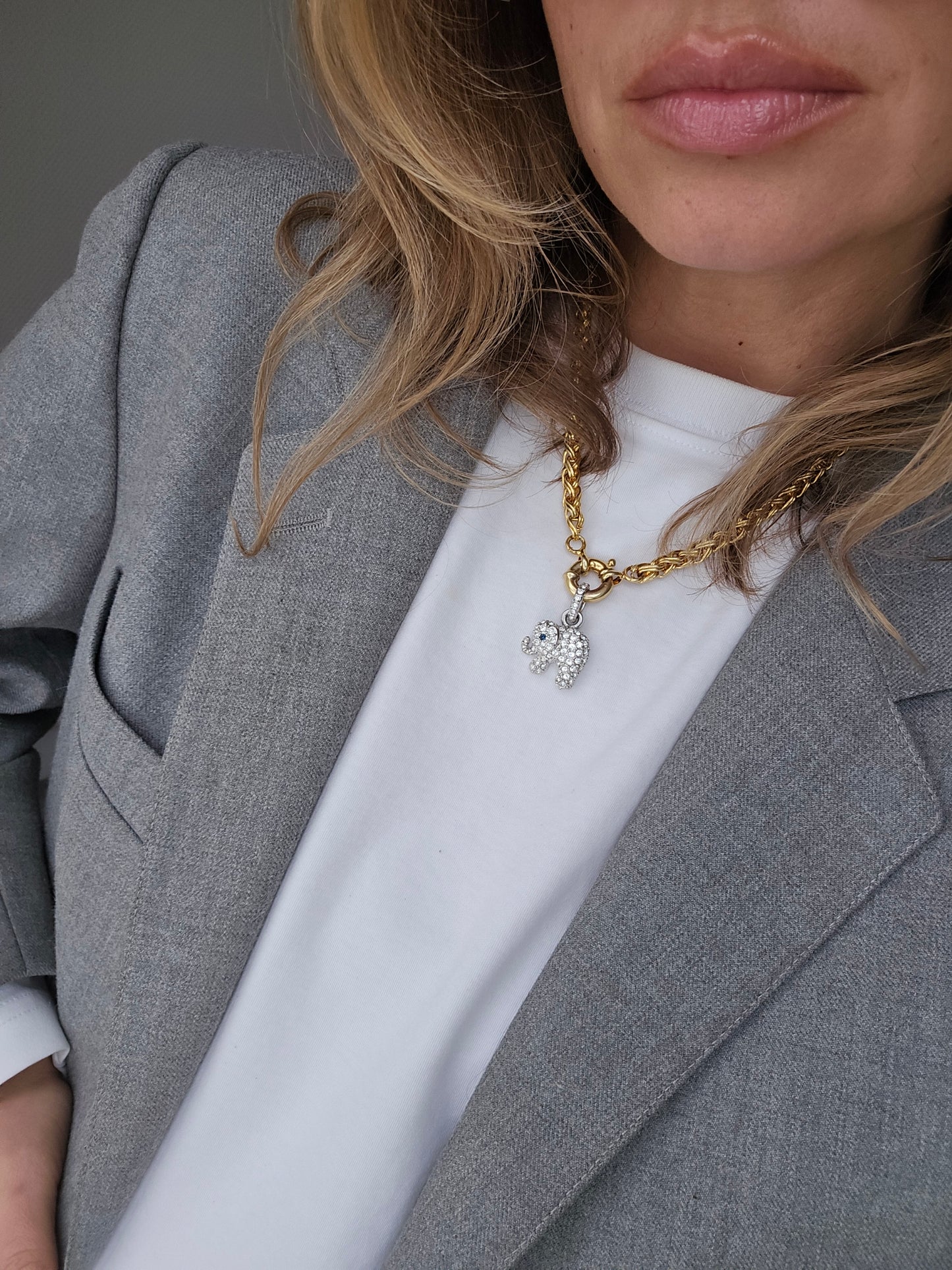 Aukso spalvos kaklo papuošalas su drambliuko pakabuku