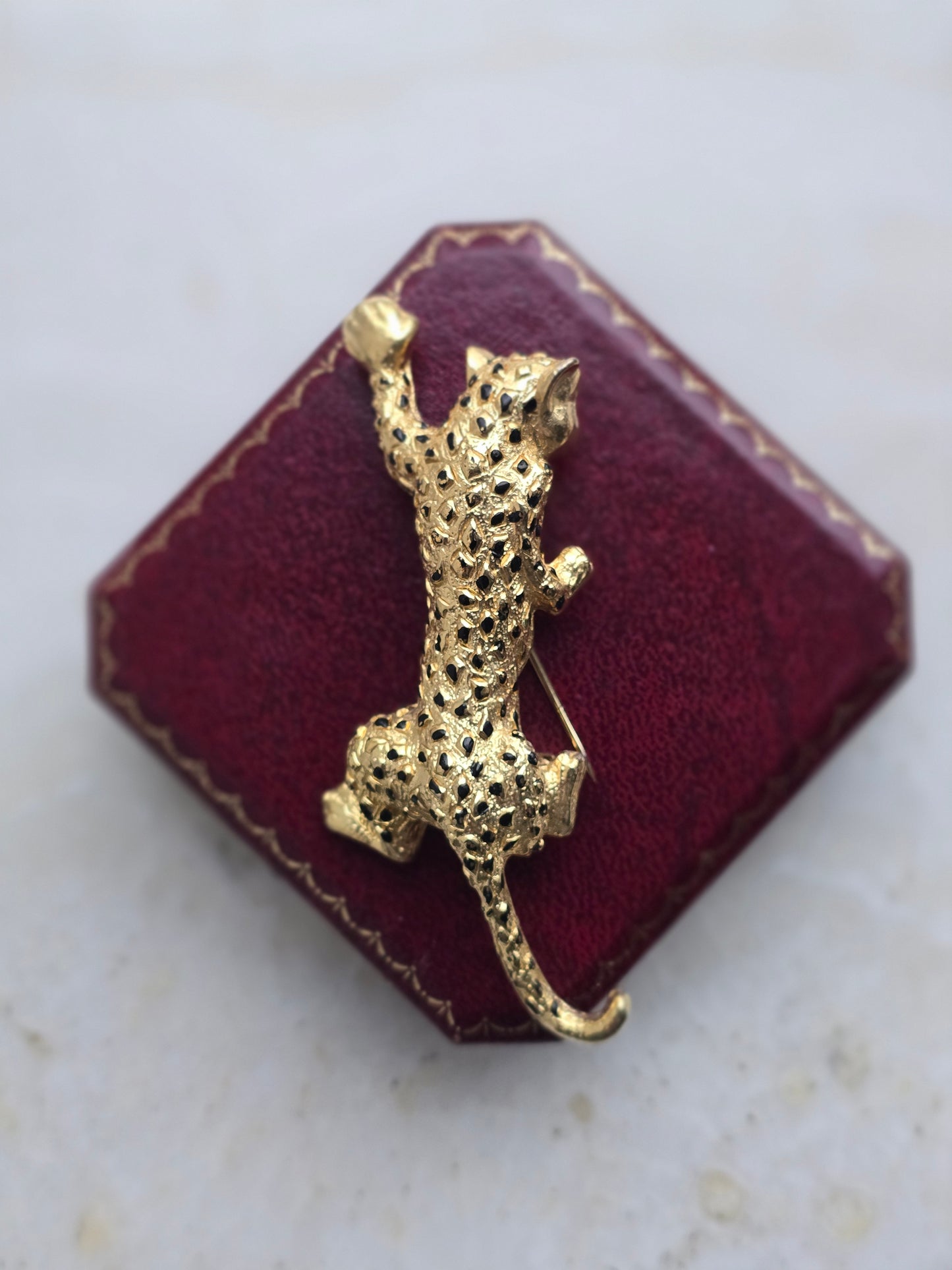 Vintažinė aukso spalvos sagė leopardas