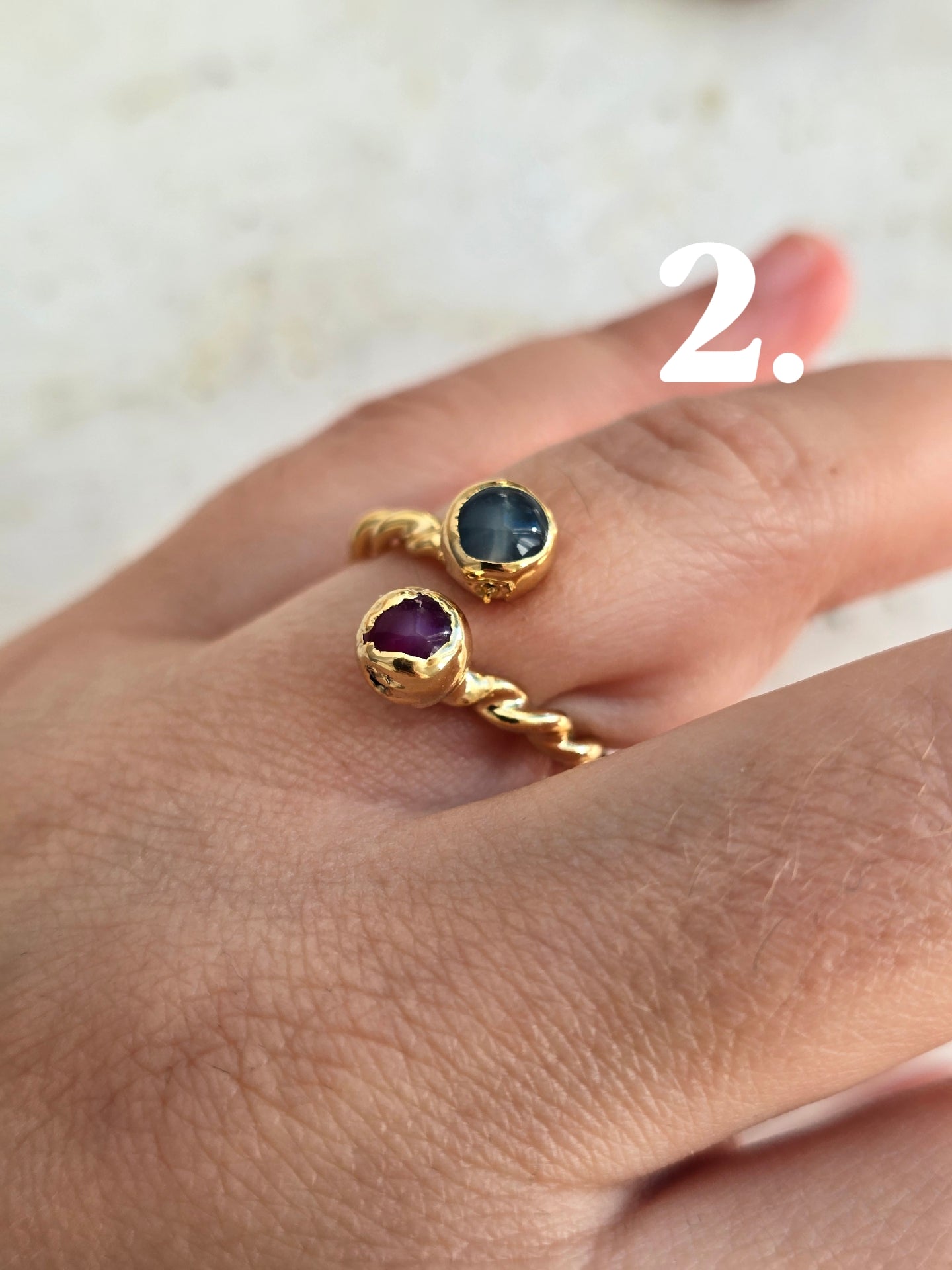 Aukso spalvos žiedas su agato akmenukais