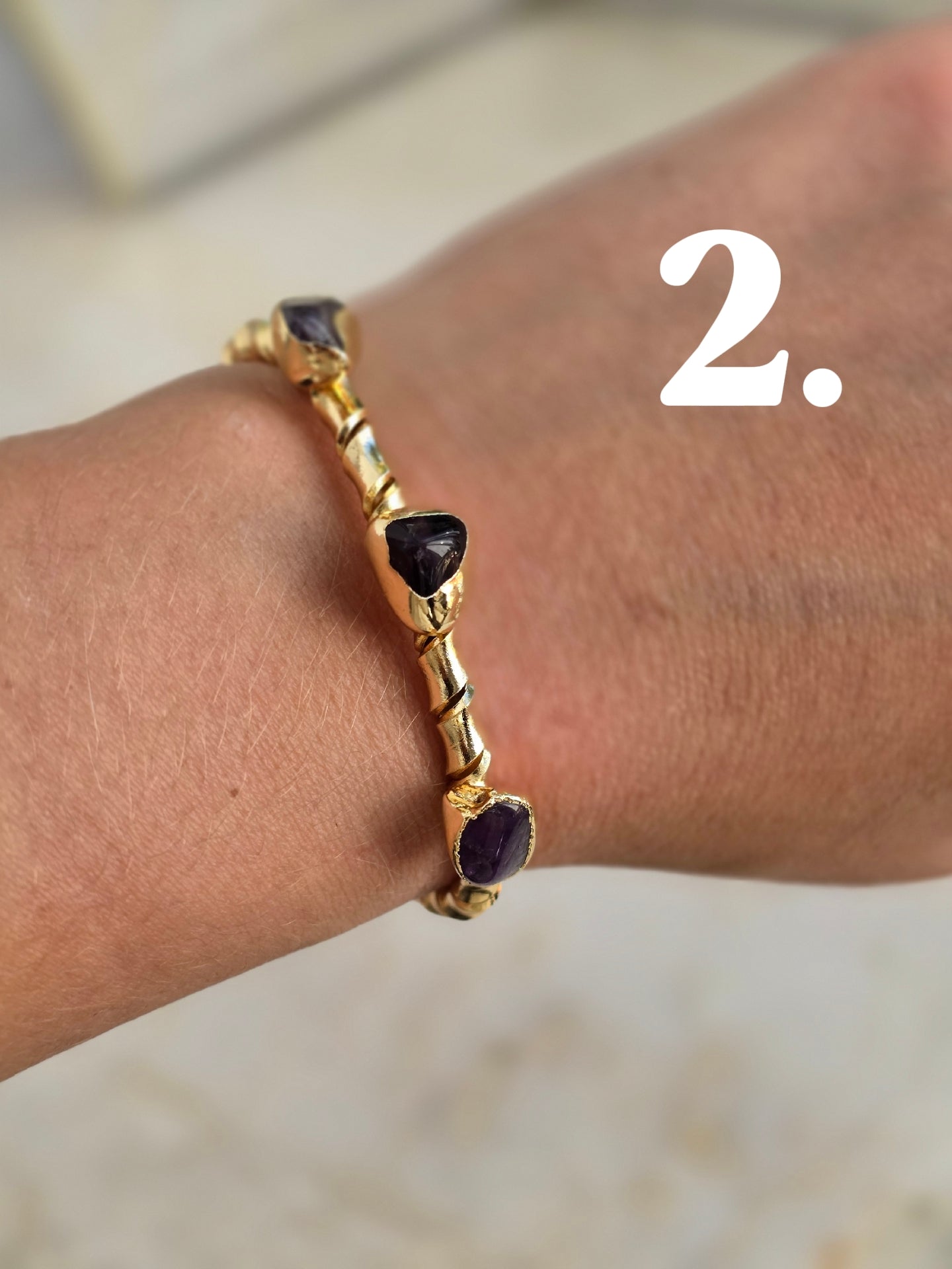 Aukso spalvos sukta apyrankė su ametisto akmenukais