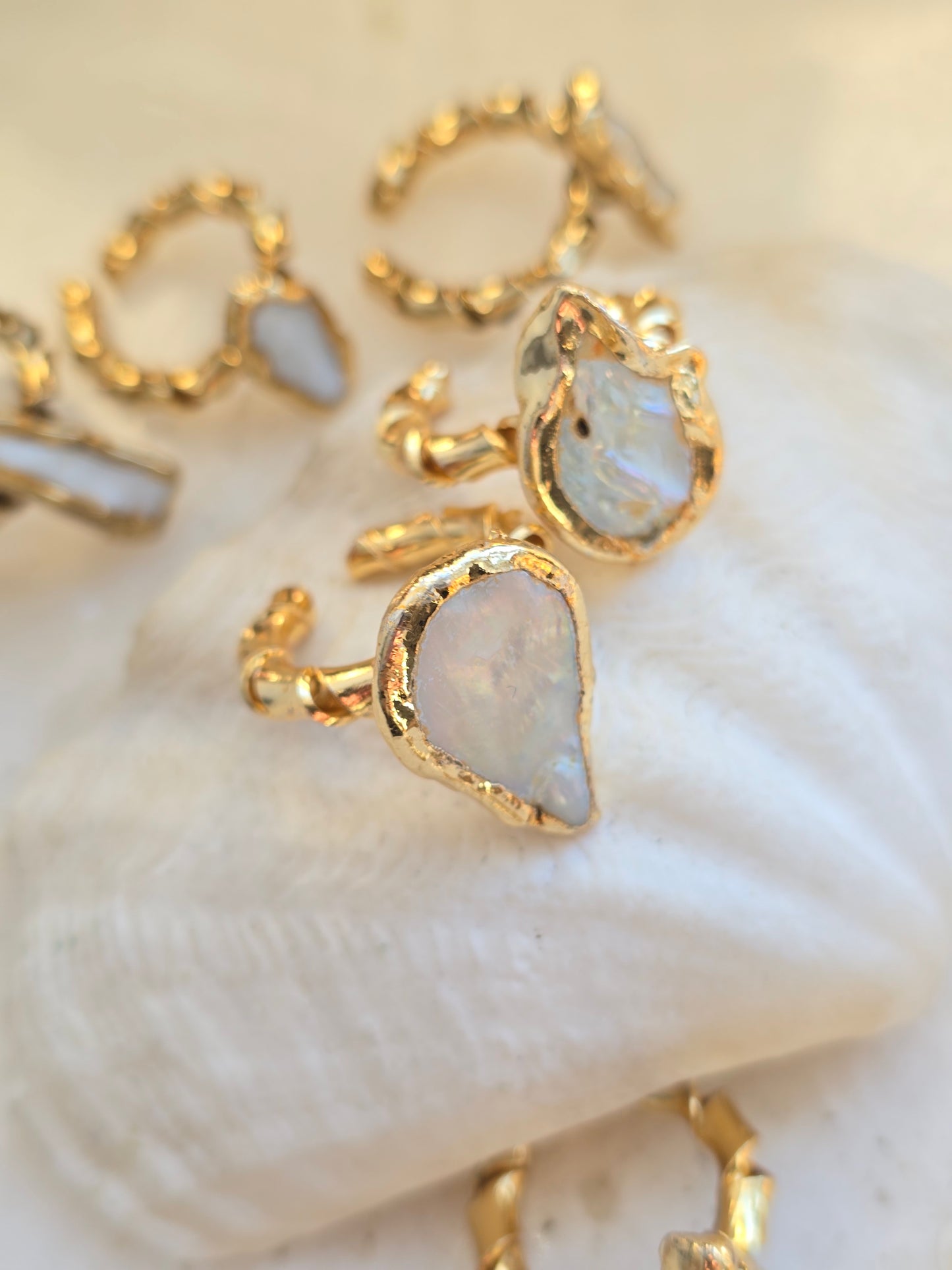 Aukso spalvos suktas žiedas su natūraliu perlu