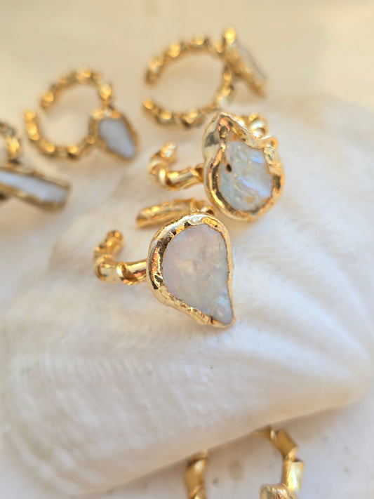 Aukso spalvos suktas žiedas su natūraliu perlu