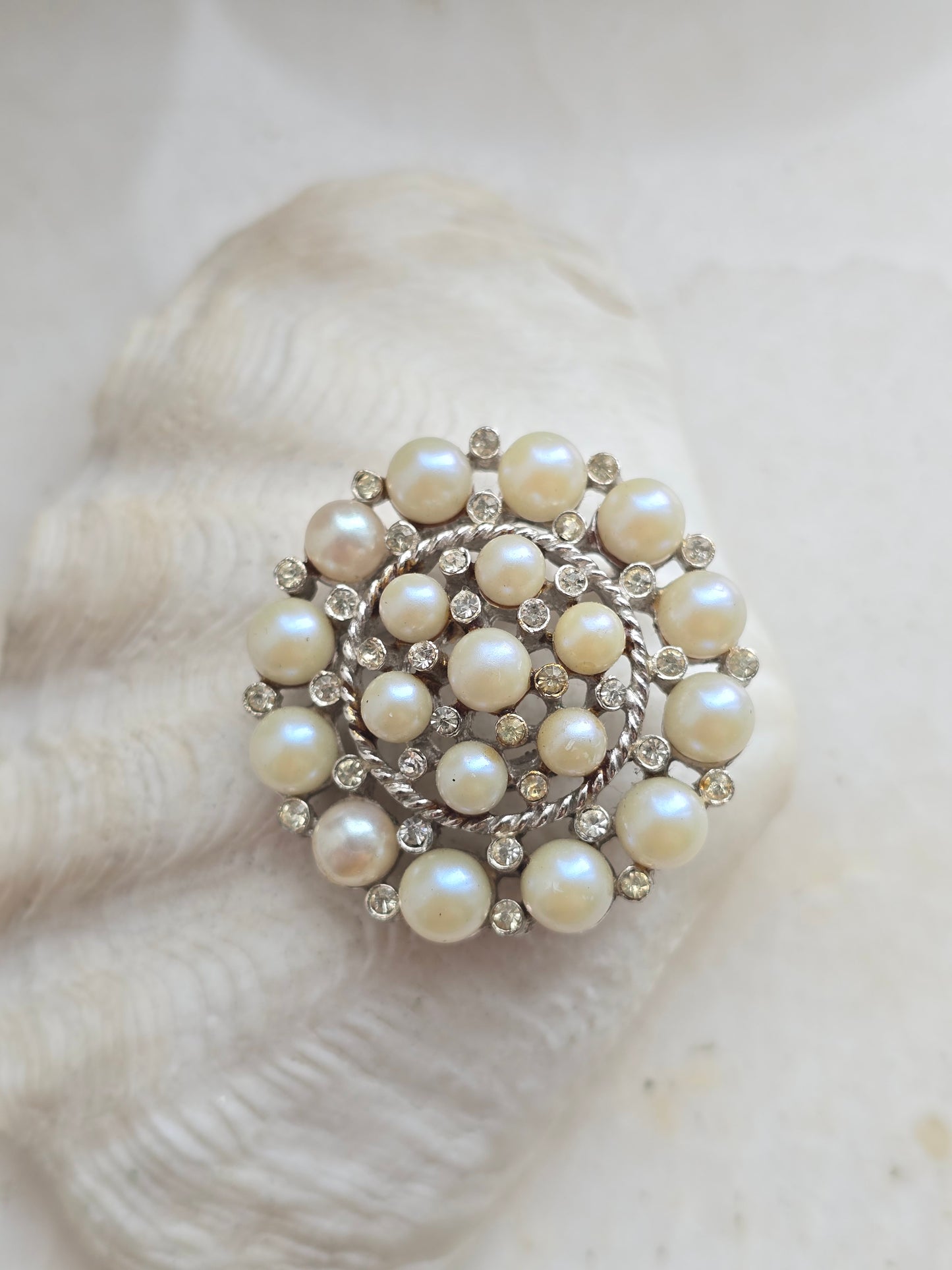 Vintažinė Sarah Coventry sagė su  akriliniais perliukais