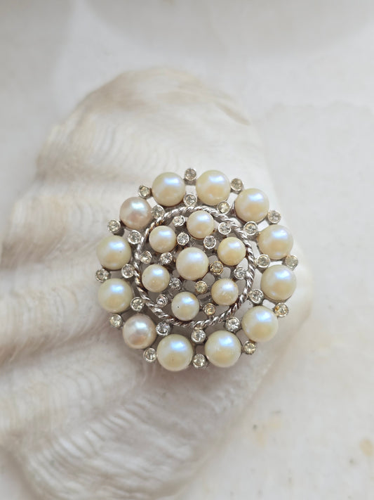 Vintažinė Sarah Coventry sagė su  akriliniais perliukais