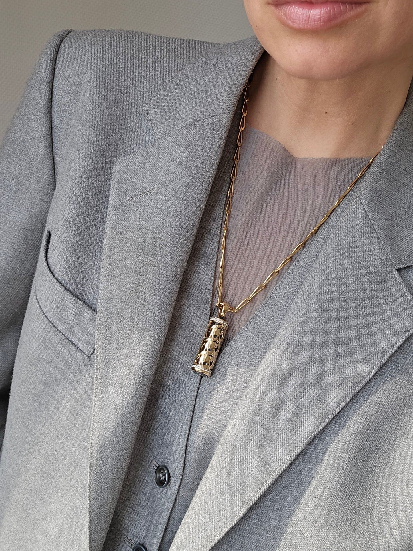 Paauksuotas PIERRE LANG pakabukas drambliai + vintažinė aukso spalvos grandinėlė