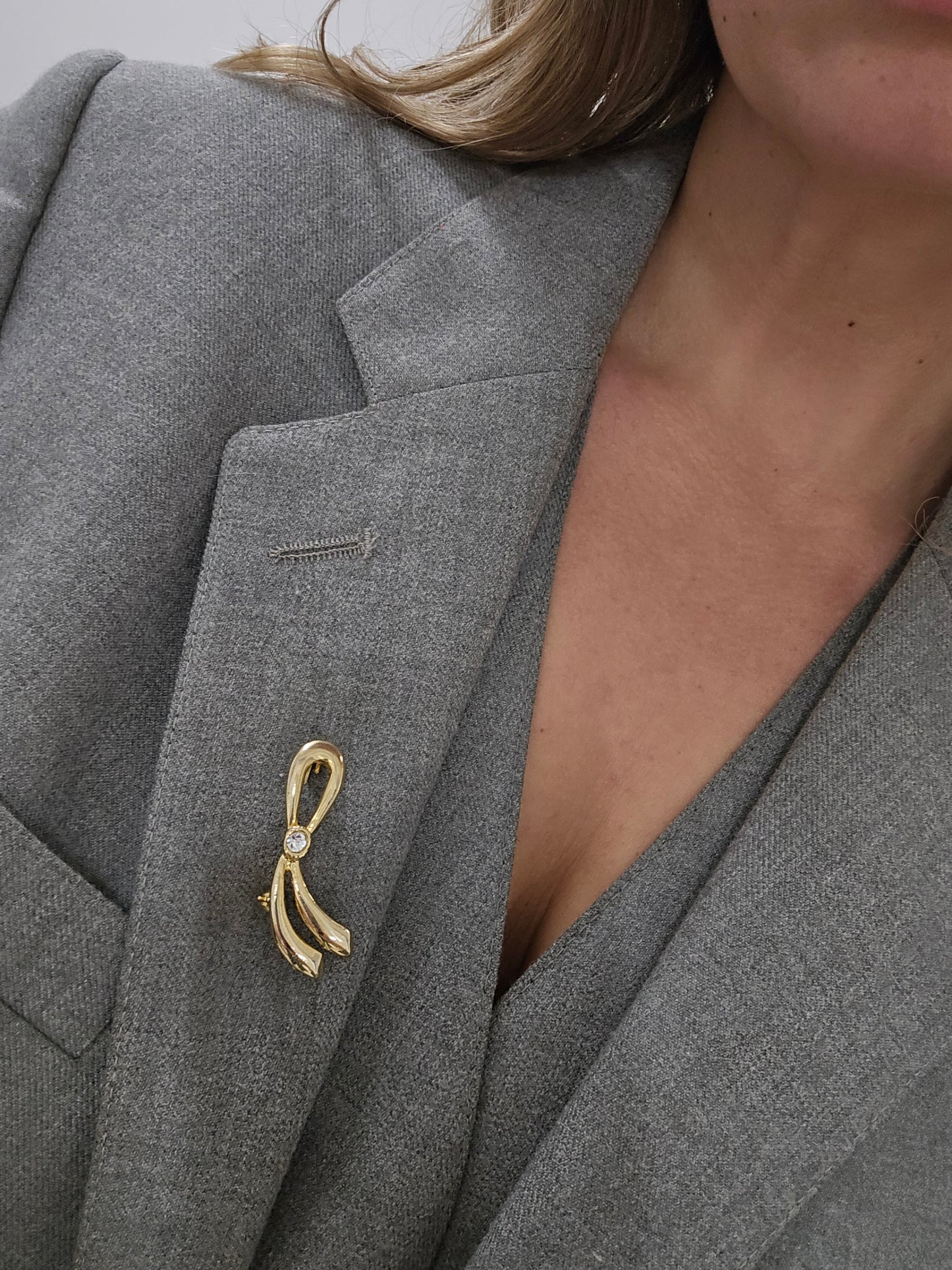 Vintažinė aukso spalvos sagė bantukas