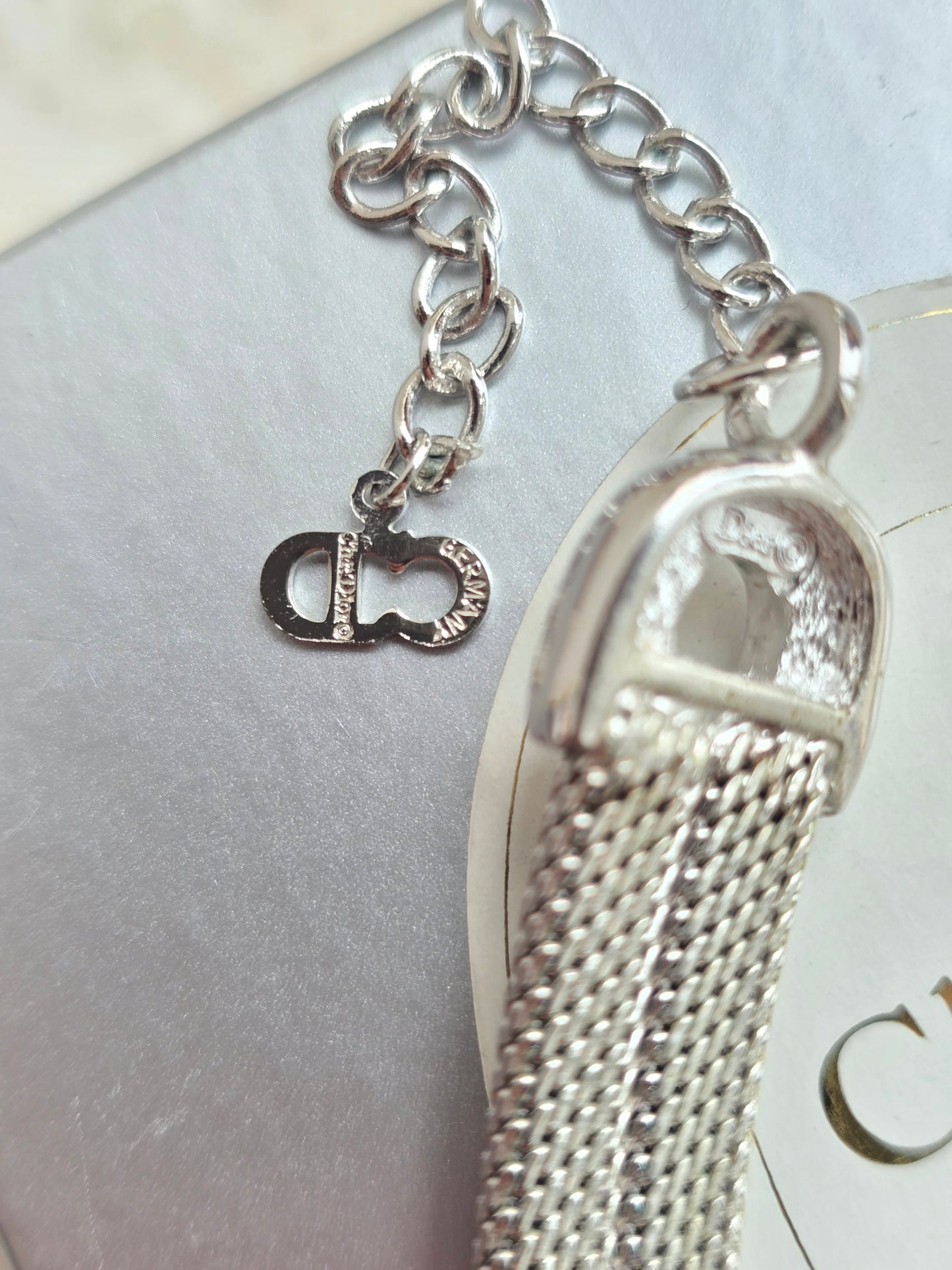 Vintažinis sidabro spalvos CHRISTIAN DIOR kaklo papuošalas su stiklo kristalu originalioje dėžutėje