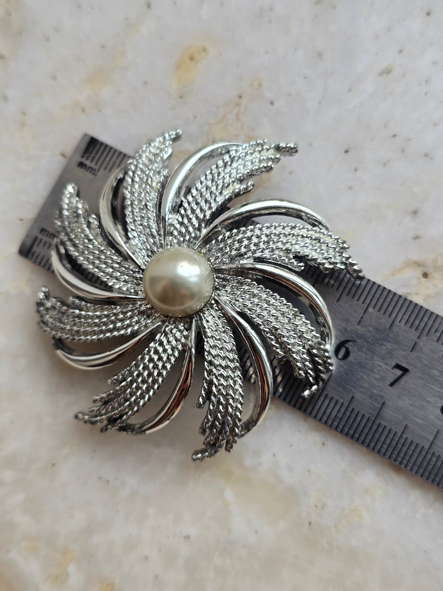 Vintažinė sidabro spalvos Sarah Coventry sagė snaigė