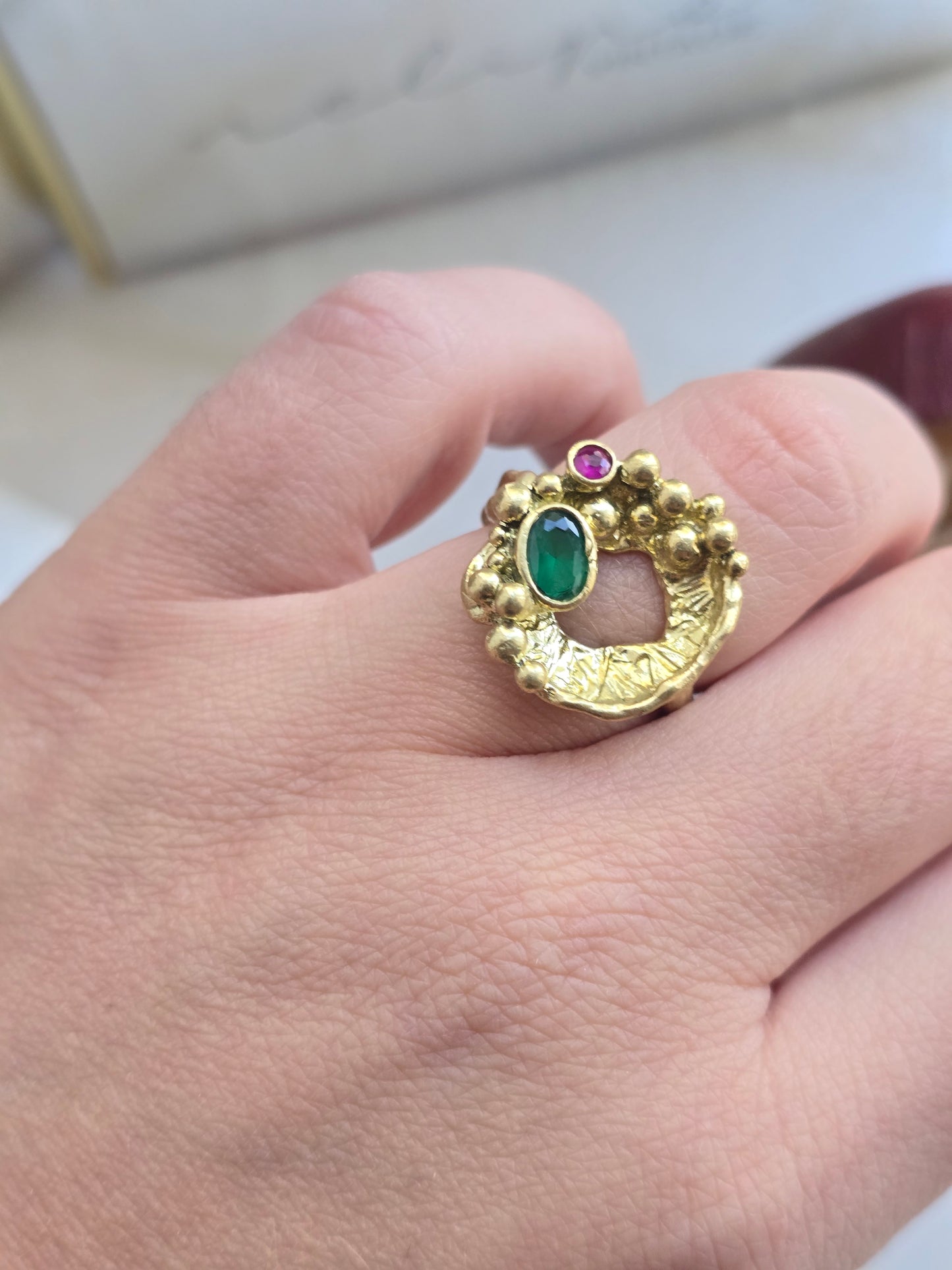 Žalvario spalvos žiedas su stiklo kristalais