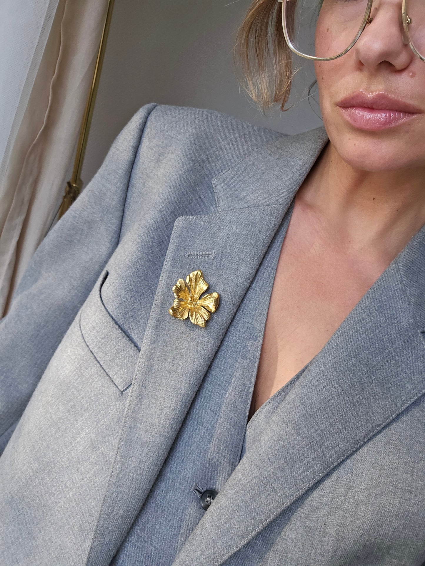 Žalvario spalvos sagė smeigtukas gėlė