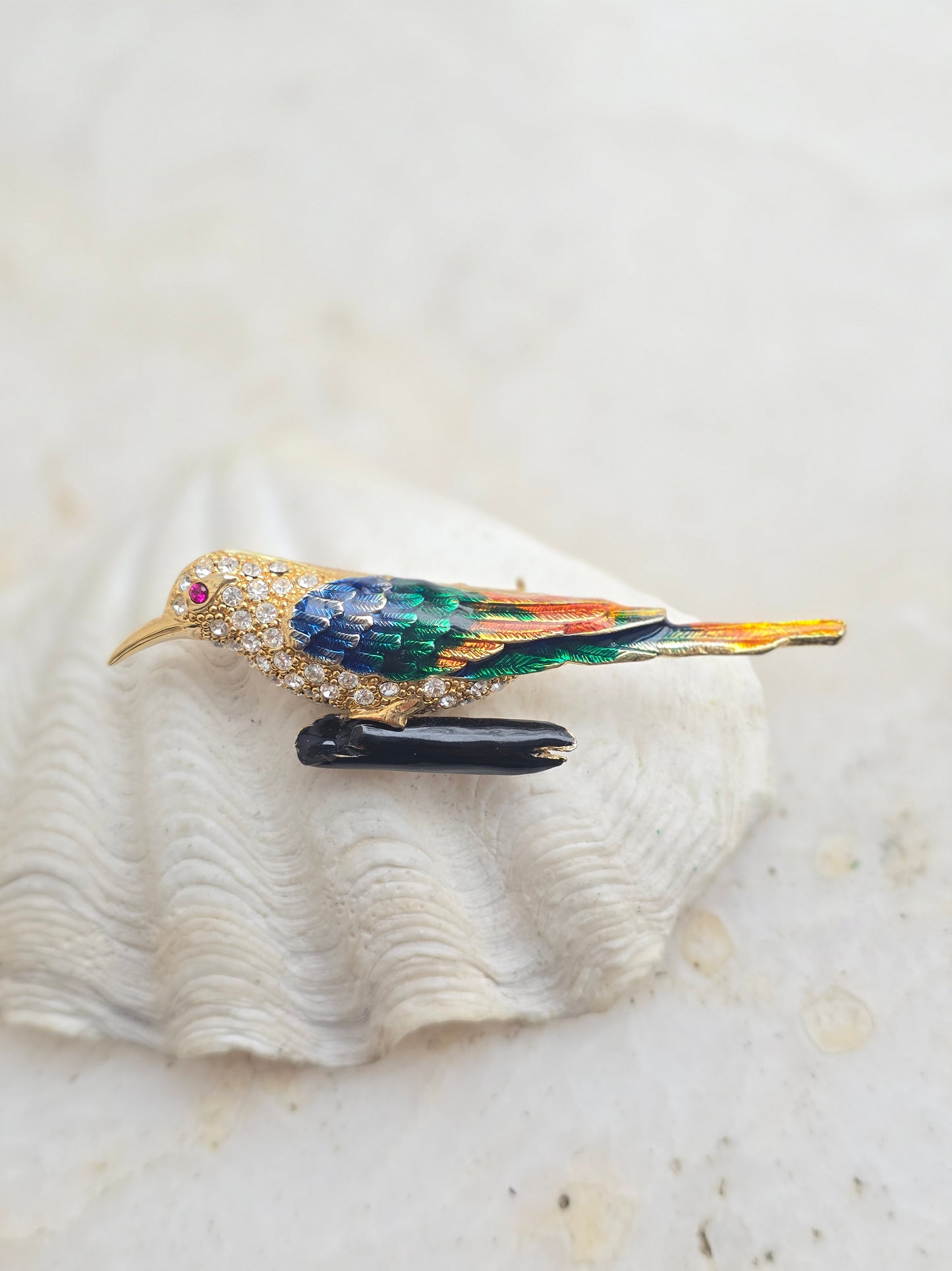 Vintažinė aukso spalvos sagė dengta emale paukštelis