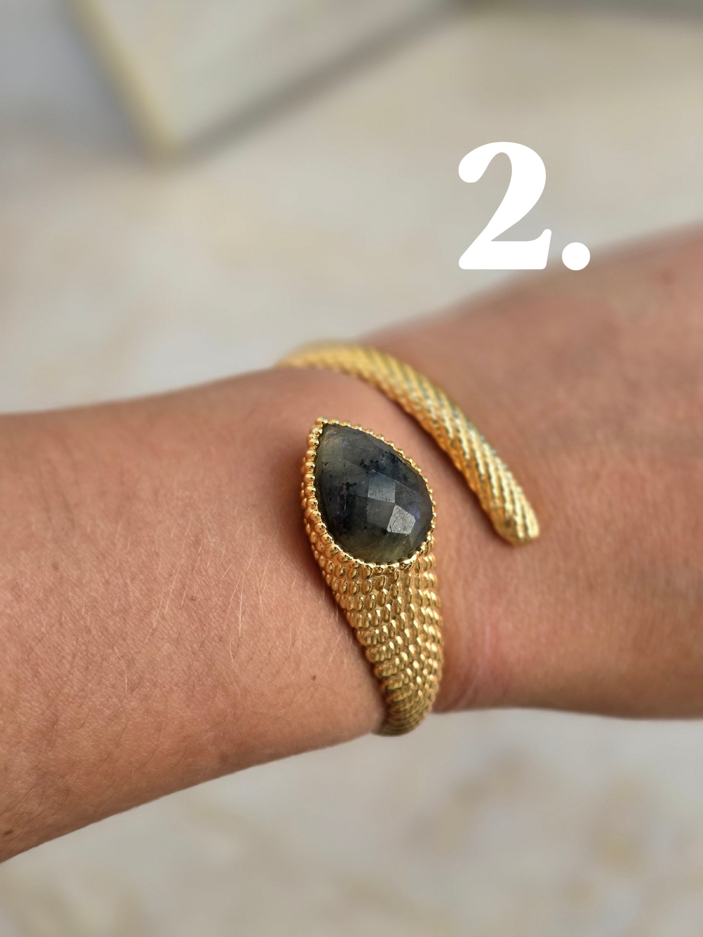 Aukso spalvos apyrankė gyvatė su natūraliais agato,ametisto ir labrodarito akmenukais