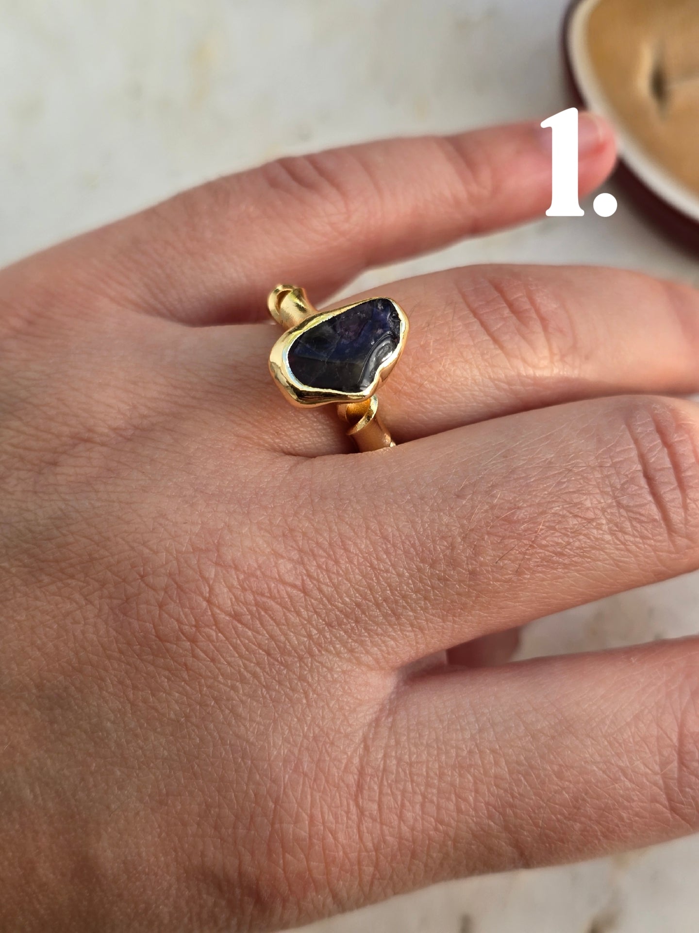 Aukso spalvos žiedas su ametisto akmenuku