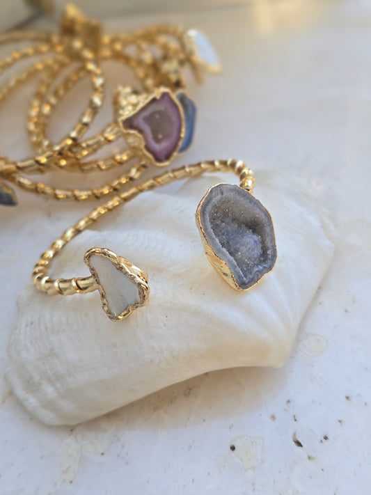 Aukso spalvos sukta apyrankė su natūraliais perlais ir natūraliu druzzy agato akmenuku