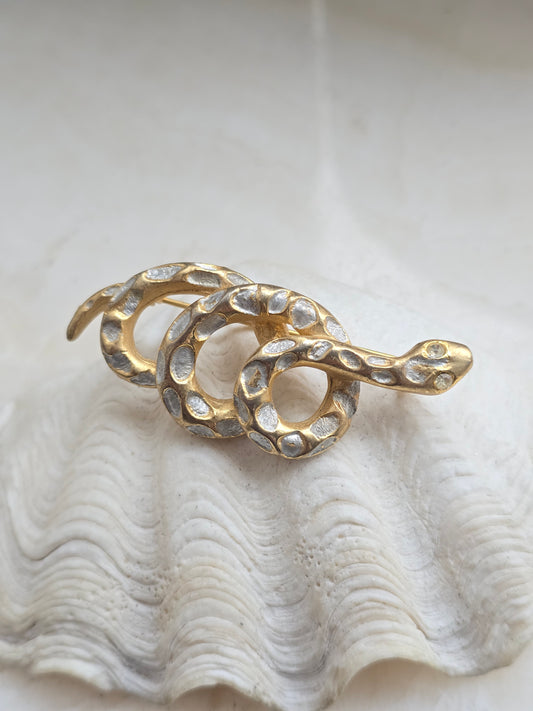 Aukso spalvos sagė su emale